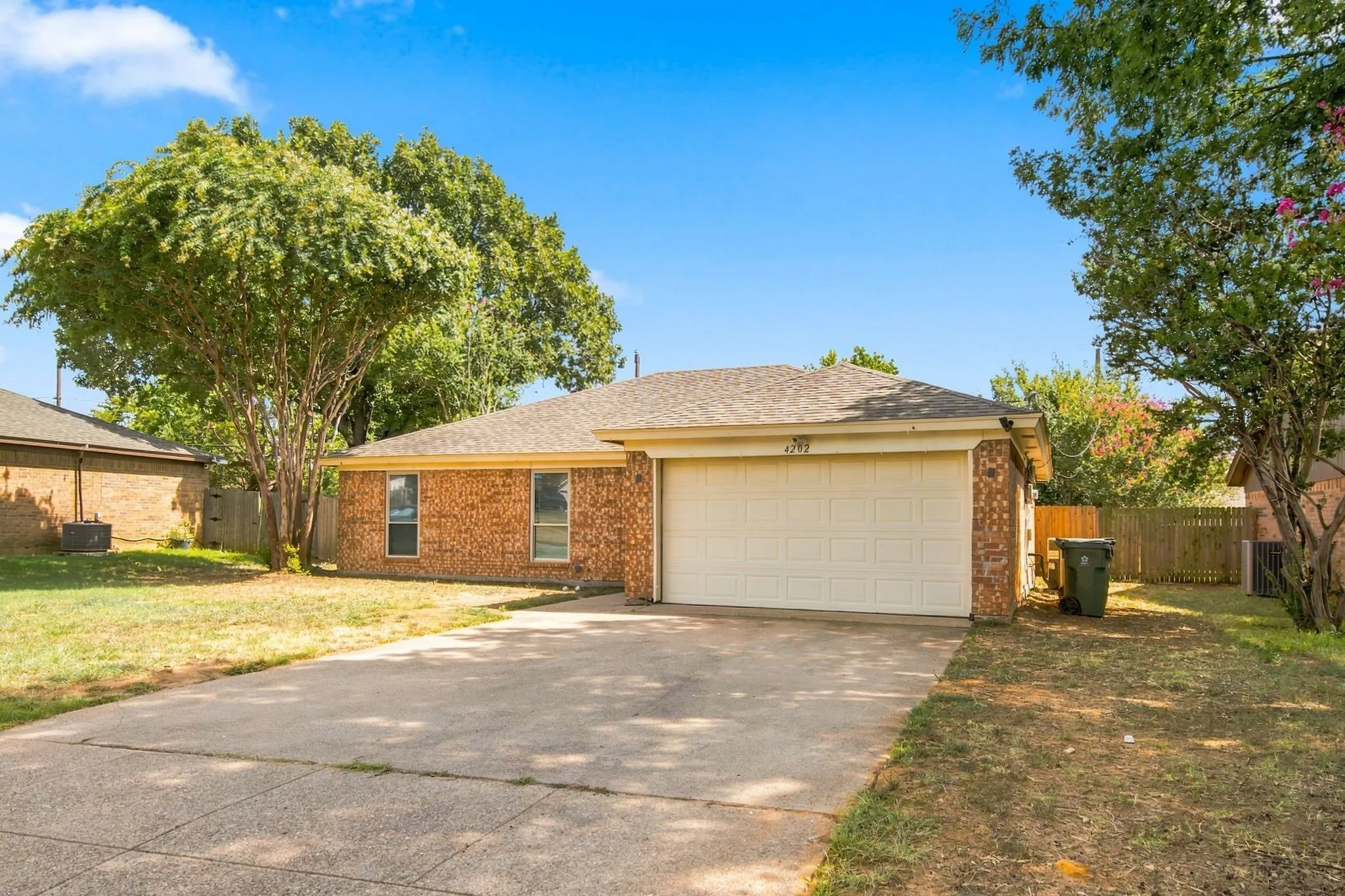 Single Family Residence For Sale in Tarrant County , 4202 Maple Springs Drive, Arlington, Texas 76001, 3 Bedroom, 2 Bathroom, 2 Garage spaces, 1,310 Sqft, built in 1982, mls#21343451, Real Estate Agent in Arlington, Homes For Sale in Tarrant county, Homes For Sale in Arlington, Realtor in Arlington Texas, Real Estate Brokerage Independent Realty Texas, Luminita Cordes Realtor