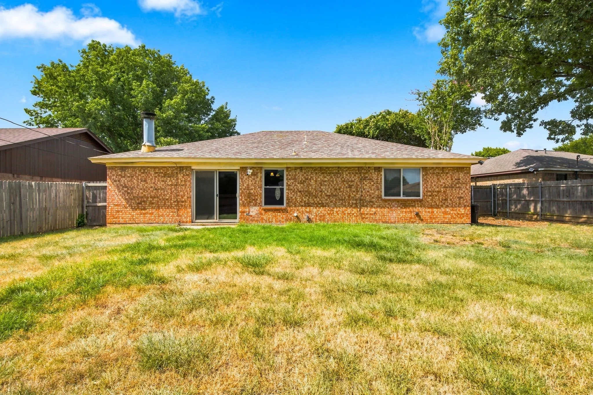 Single Family Residence For Sale in Tarrant County , 4202 Maple Springs Drive, Arlington, Texas 76001, 3 Bedroom, 2 Bathroom, 2 Garage spaces, 1,310 Sqft, built in 1982, mls#21343451, Real Estate Agent in Arlington, Homes For Sale in Tarrant county, Homes For Sale in Arlington, Realtor in Arlington Texas, Real Estate Brokerage Independent Realty Texas, Luminita Cordes Realtor