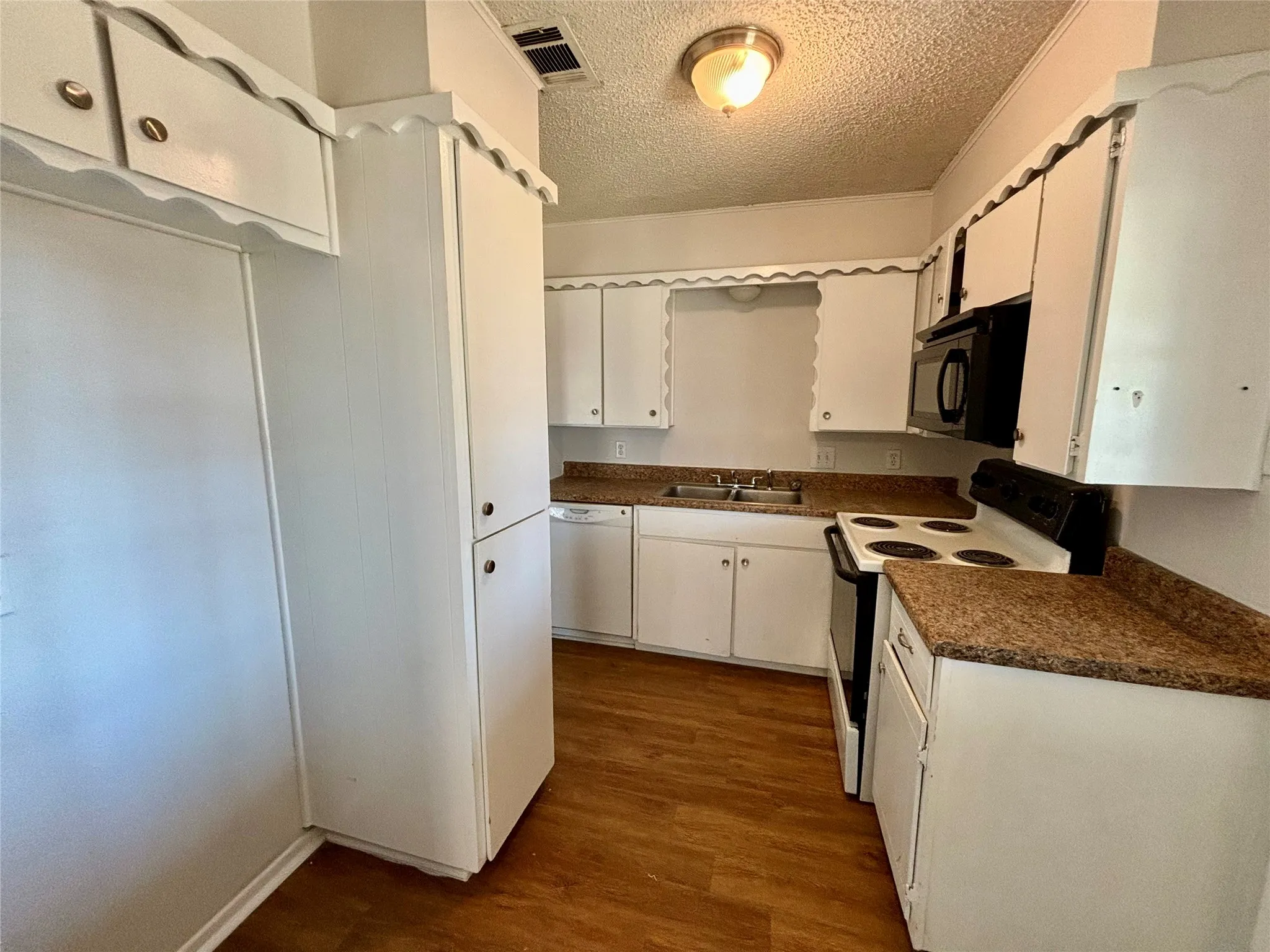 Duplex For Rent in Tarrant County , 800 Irwin Drive A, Hurst, Texas 76053, 2 Bedroom, 1 Bathroom, Garage spaces, 1,069 Sqft, built in 1969, mls#21353339, Real Estate Agent in Hurst, Homes For Rent in Tarrant county, Homes For Rent in Hurst, Realtor in Hurst Texas, Real Estate Brokerage Independent Realty Texas, Luminita Cordes Realtor