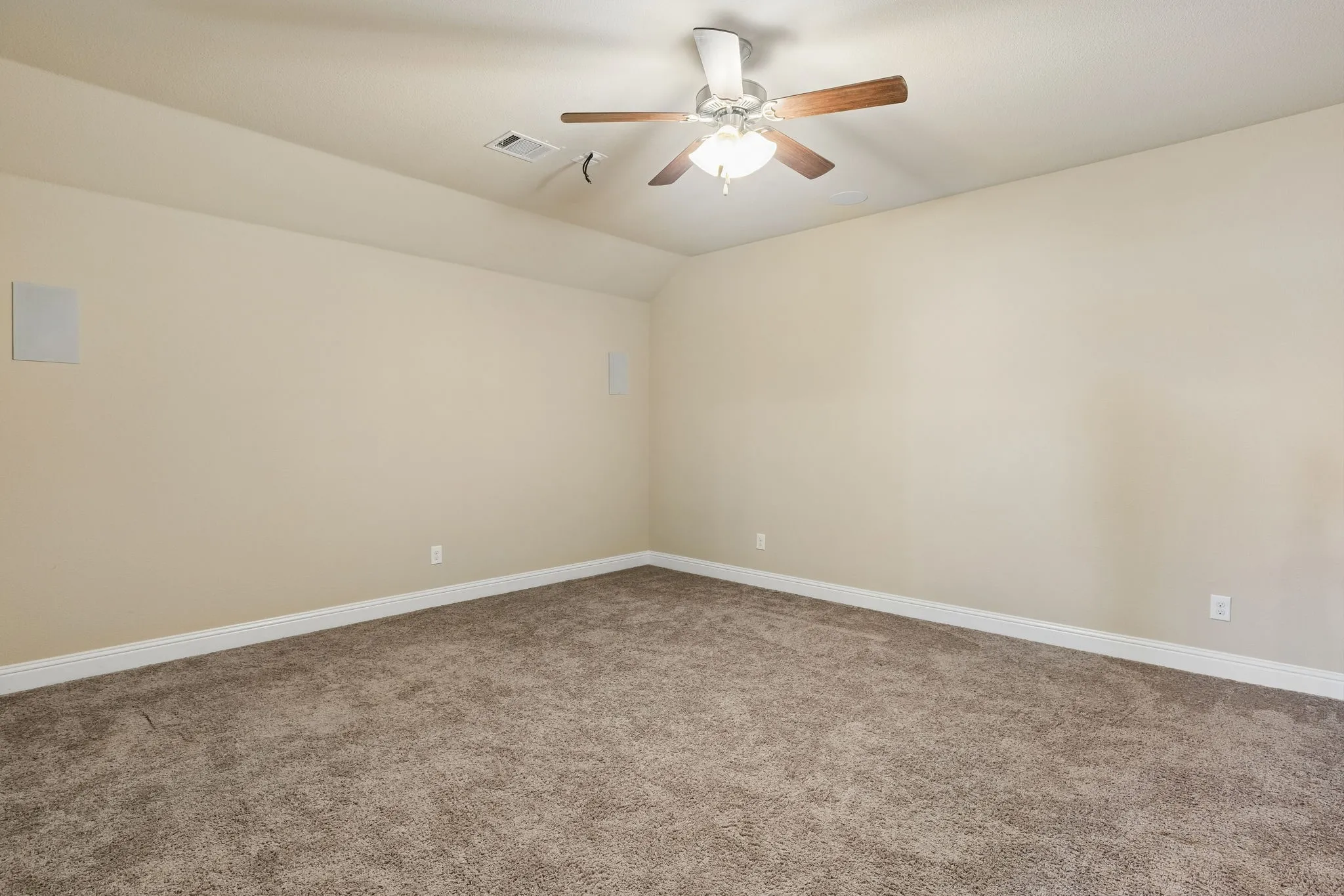 Vaulted ceiling with an attached ceiling fan and light fixture