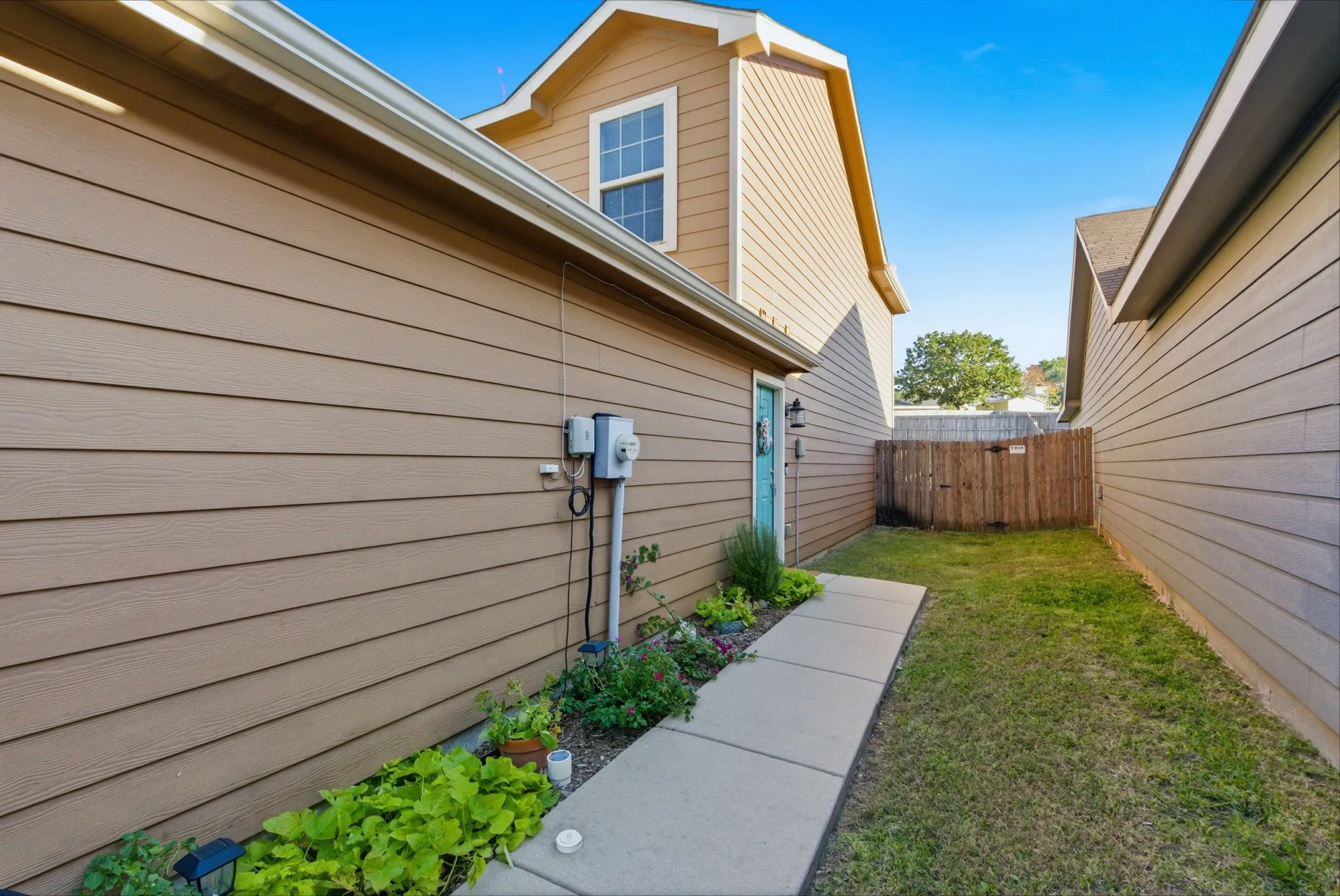 Single Family Residence For Sale in Tarrant County , 10719 Deauville Drive, Fort Worth, Texas 76108, 3 Bedroom, 3 Bathroom, 2 Garage spaces, 1,312 Sqft, built in 2011, mls#21342609, Real Estate Agent in Fort Worth, Homes For Sale in Tarrant county, Homes For Sale in Fort Worth, Realtor in Fort Worth Texas, Real Estate Brokerage Independent Realty Texas, Luminita Cordes Realtor