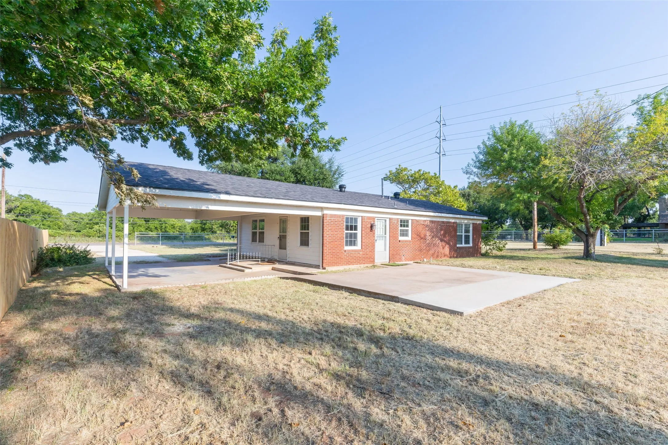 Single Family Residence For Sale in Callahan County , 821 Cherry Lane, Clyde, Texas 79510, 3 Bedroom, 2 Bathroom, Garage spaces, 1,620 Sqft, built in 1950, mls#21352812, Real Estate Agent in Clyde, Homes For Sale in Callahan county, Homes For Sale in Clyde, Realtor in Clyde Texas, Real Estate Brokerage Independent Realty Texas, Luminita Cordes Realtor