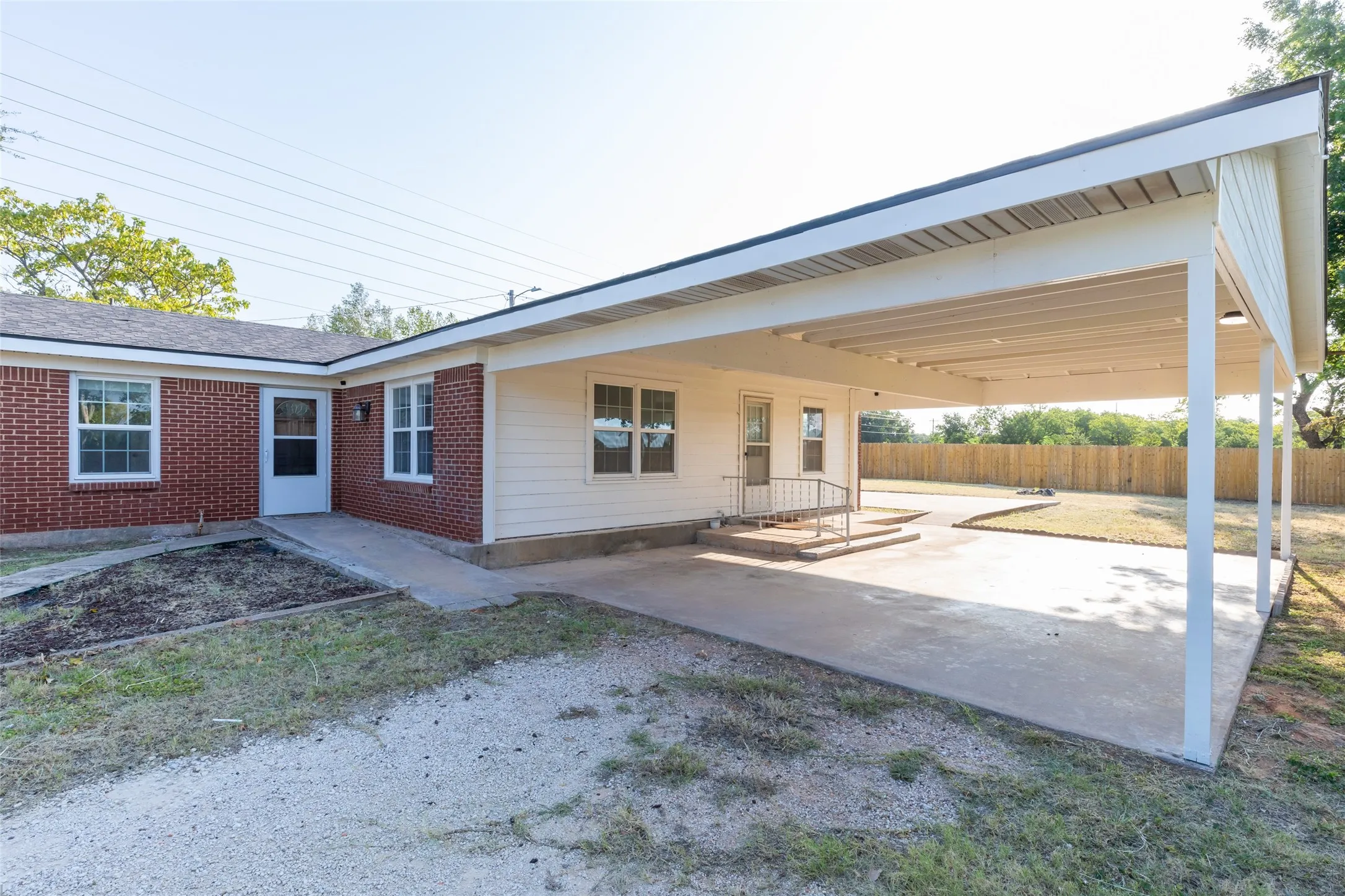 Single Family Residence For Sale in Callahan County , 821 Cherry Lane, Clyde, Texas 79510, 3 Bedroom, 2 Bathroom, Garage spaces, 1,620 Sqft, built in 1950, mls#21352812, Real Estate Agent in Clyde, Homes For Sale in Callahan county, Homes For Sale in Clyde, Realtor in Clyde Texas, Real Estate Brokerage Independent Realty Texas, Luminita Cordes Realtor