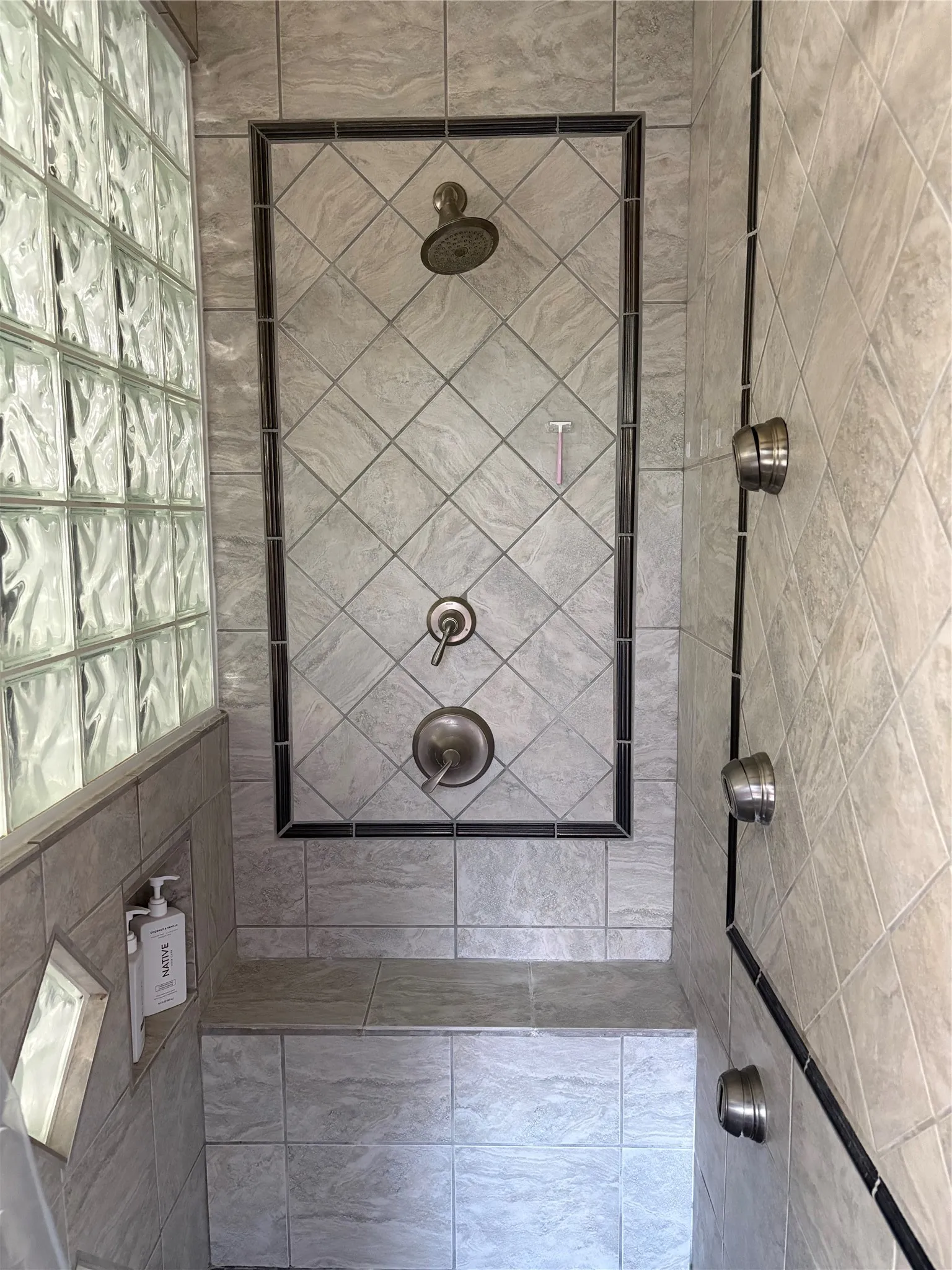 Single Family Residence For Sale in Collin County , 10807 Ambergate Lane, Frisco, Texas 75035, 3 Bedroom, 2 Bathroom, 2 Garage spaces, 1,806 Sqft, built in 1996, mls#21339590, Real Estate Agent in Frisco, Homes For Sale in Collin county, Homes For Sale in Frisco, Realtor in Frisco Texas, Real Estate Brokerage Independent Realty Texas, Luminita Cordes Realtor