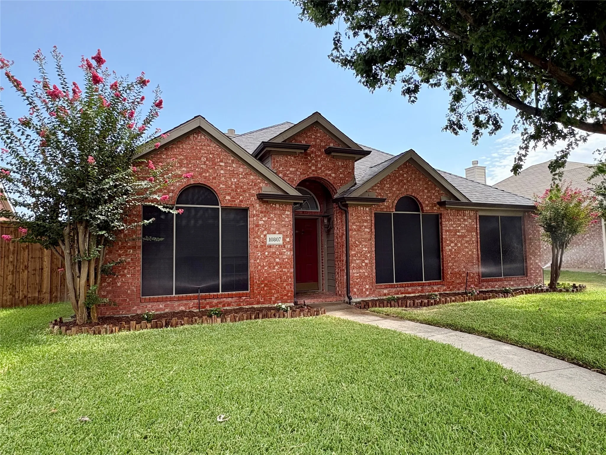 Single Family Residence For Sale in Collin County , 10807 Ambergate Lane, Frisco, Texas 75035, 3 Bedroom, 2 Bathroom, 2 Garage spaces, 1,806 Sqft, built in 1996, mls#21339590, Real Estate Agent in Frisco, Homes For Sale in Collin county, Homes For Sale in Frisco, Realtor in Frisco Texas, Real Estate Brokerage Independent Realty Texas, Luminita Cordes Realtor