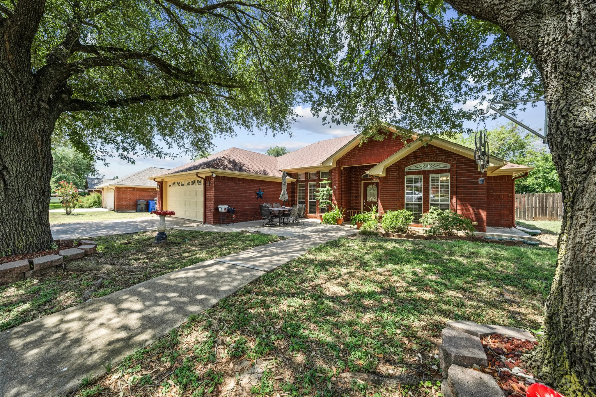 Single Family Residence For Sale in Mc Lennan County , 10127 Cougar Ridge Parkway, Waco, Texas 76708, 3 Bedroom, 2 Bathroom, 2 Garage spaces, 1,593 Sqft, built in 1998, mls#21351810, Real Estate Agent in Waco, Homes For Sale in Mc Lennan county, Homes For Sale in Waco, Realtor in Waco Texas, Real Estate Brokerage Independent Realty Texas, Luminita Cordes Realtor