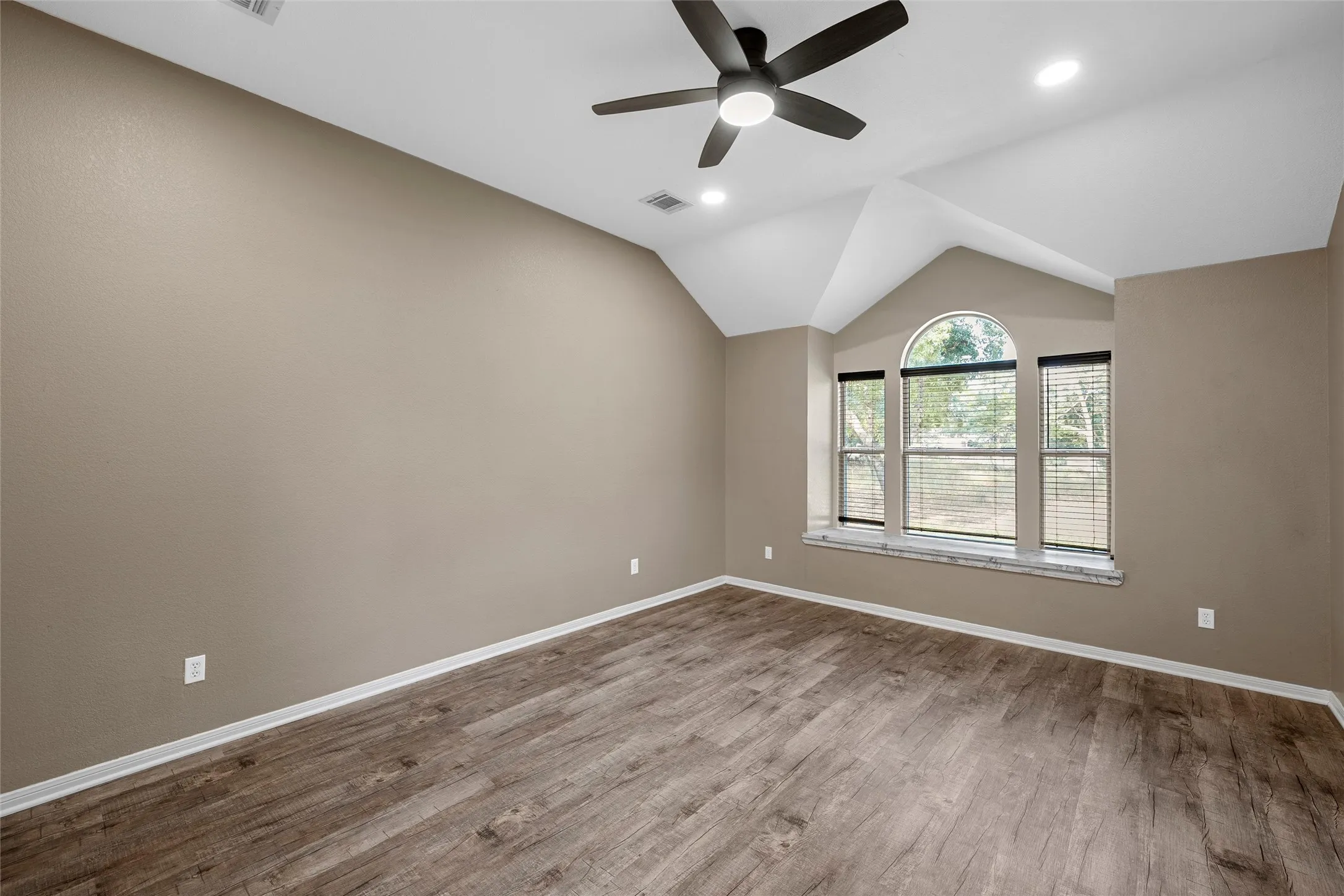Single Family Residence For Sale in Mc Lennan County , 3044 Oak Ridge Road, Crawford, Texas 76638, 3 Bedroom, 2 Bathroom, Garage spaces, 2,291 Sqft, built in 1994, mls#21351403, Real Estate Agent in Crawford, Homes For Sale in Mc Lennan county, Homes For Sale in Crawford, Realtor in Crawford Texas, Real Estate Brokerage Independent Realty Texas, Luminita Cordes Realtor