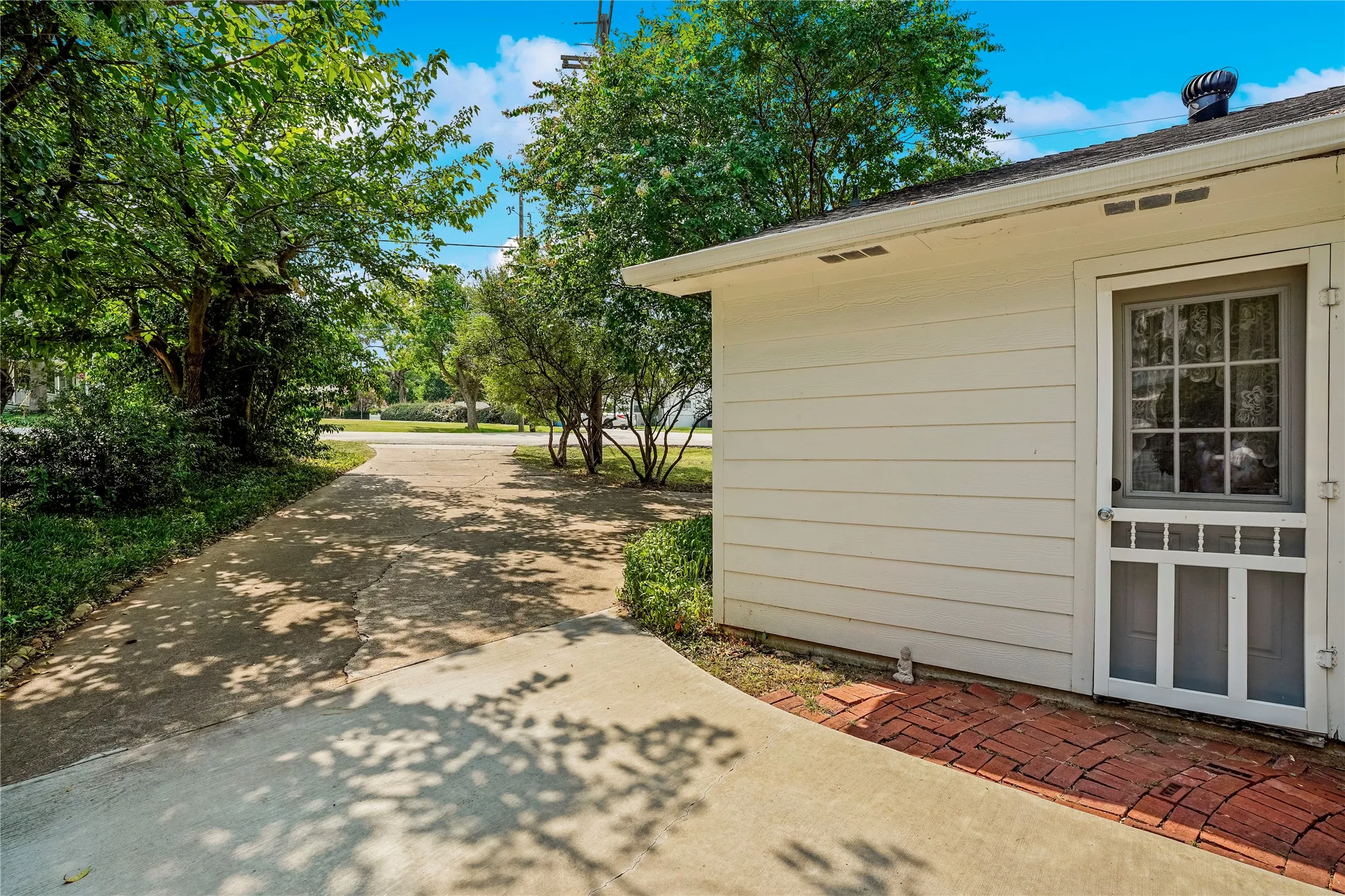 Single Family Residence For Sale in Rockwall County , 902 Williams Street, Rockwall, Texas 75087, 3 Bedroom, 2 Bathroom, Garage spaces, 1,516 Sqft, built in 1985, mls#21352006, Real Estate Agent in Rockwall, Homes For Sale in Rockwall county, Homes For Sale in Rockwall, Realtor in Rockwall Texas, Real Estate Brokerage Independent Realty Texas, Luminita Cordes Realtor