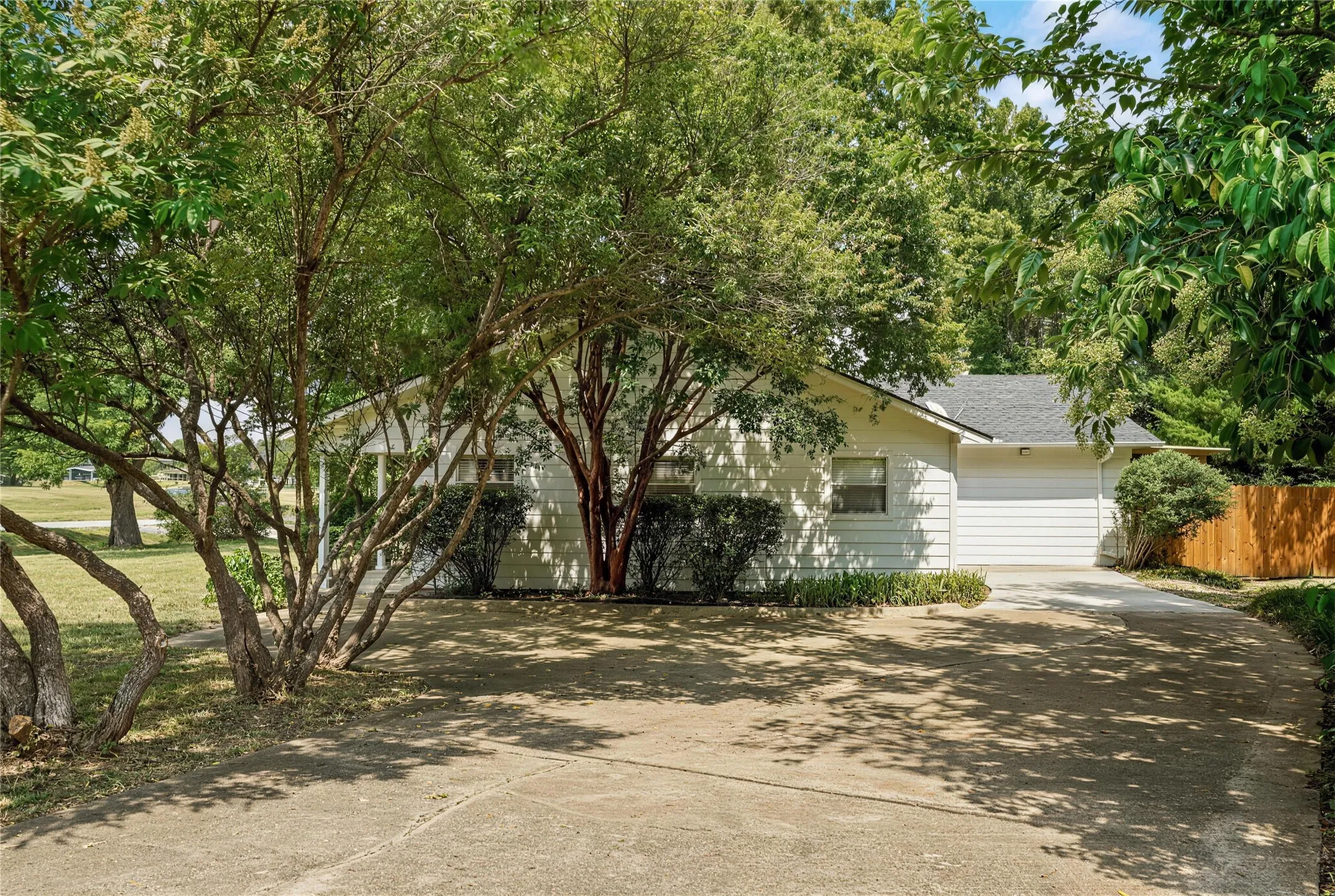 Single Family Residence For Sale in Rockwall County , 902 Williams Street, Rockwall, Texas 75087, 3 Bedroom, 2 Bathroom, Garage spaces, 1,516 Sqft, built in 1985, mls#21352006, Real Estate Agent in Rockwall, Homes For Sale in Rockwall county, Homes For Sale in Rockwall, Realtor in Rockwall Texas, Real Estate Brokerage Independent Realty Texas, Luminita Cordes Realtor
