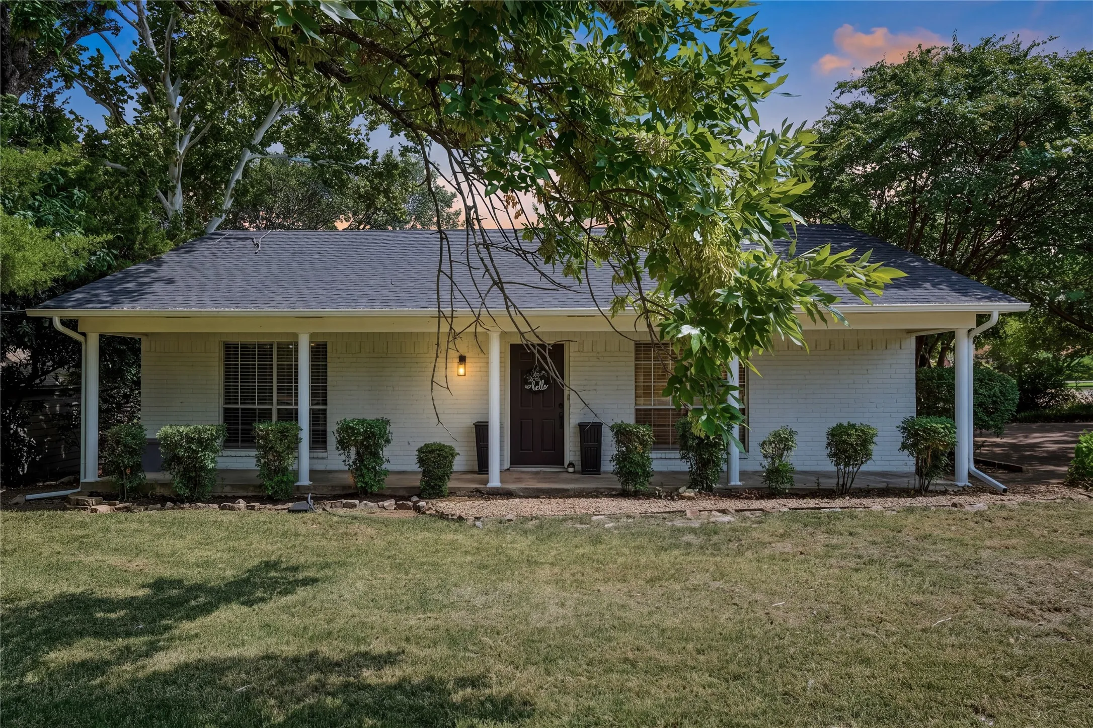 Single Family Residence For Sale in Rockwall County , 902 Williams Street, Rockwall, Texas 75087, 3 Bedroom, 2 Bathroom, Garage spaces, 1,516 Sqft, built in 1985, mls#21352006, Real Estate Agent in Rockwall, Homes For Sale in Rockwall county, Homes For Sale in Rockwall, Realtor in Rockwall Texas, Real Estate Brokerage Independent Realty Texas, Luminita Cordes Realtor