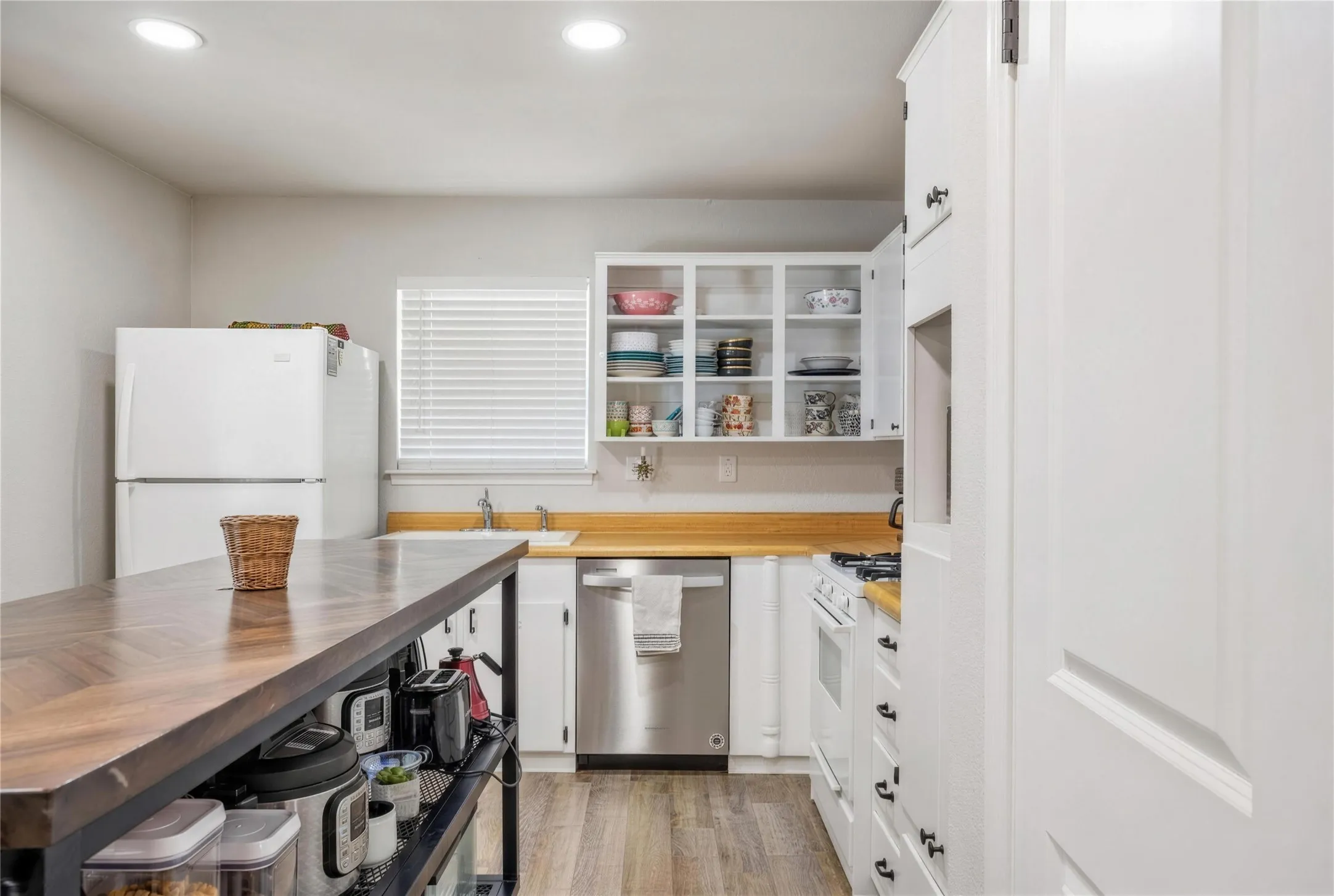 Single Family Residence For Sale in Rockwall County , 902 Williams Street, Rockwall, Texas 75087, 3 Bedroom, 2 Bathroom, Garage spaces, 1,516 Sqft, built in 1985, mls#21352006, Real Estate Agent in Rockwall, Homes For Sale in Rockwall county, Homes For Sale in Rockwall, Realtor in Rockwall Texas, Real Estate Brokerage Independent Realty Texas, Luminita Cordes Realtor