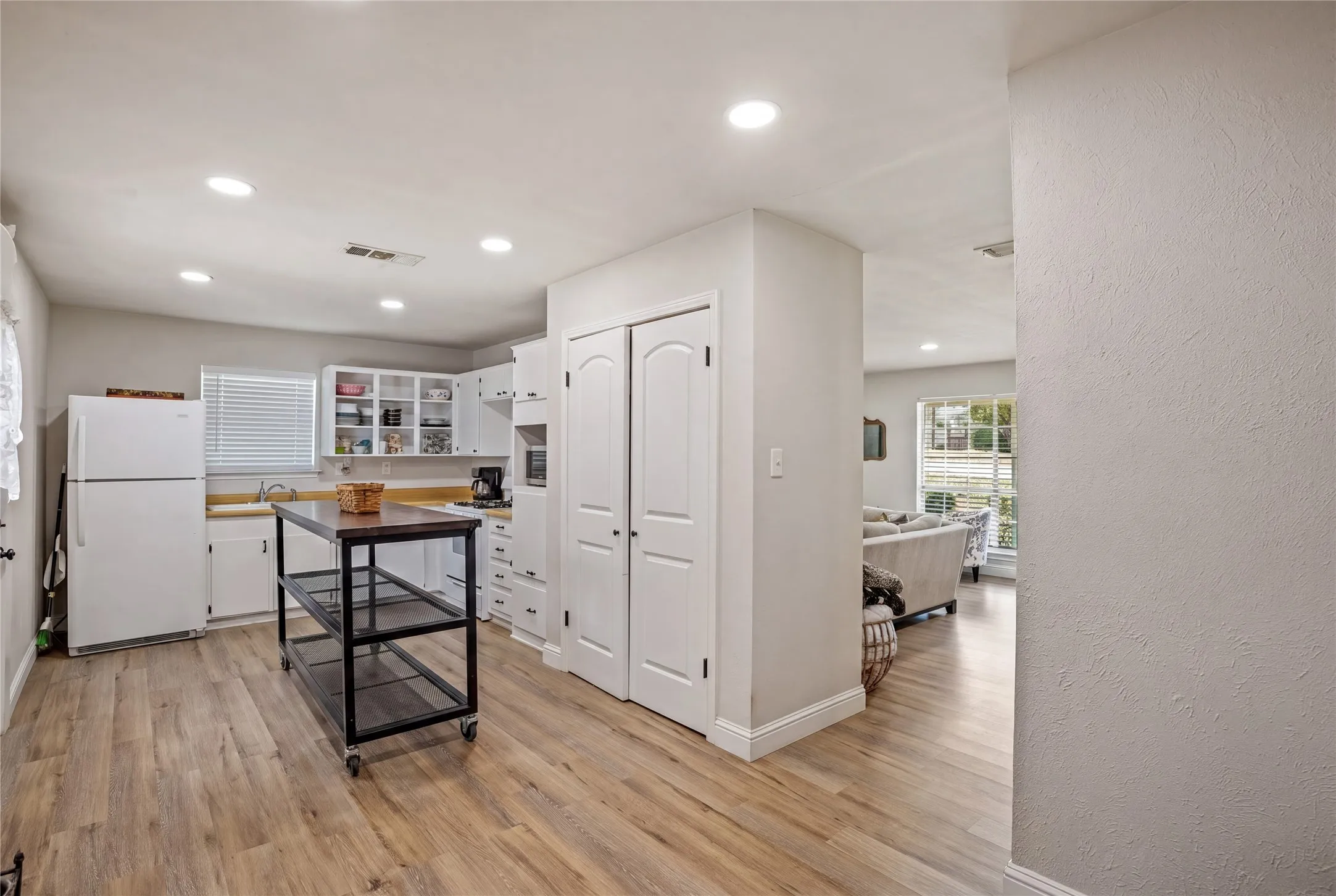 Single Family Residence For Sale in Rockwall County , 902 Williams Street, Rockwall, Texas 75087, 3 Bedroom, 2 Bathroom, Garage spaces, 1,516 Sqft, built in 1985, mls#21352006, Real Estate Agent in Rockwall, Homes For Sale in Rockwall county, Homes For Sale in Rockwall, Realtor in Rockwall Texas, Real Estate Brokerage Independent Realty Texas, Luminita Cordes Realtor