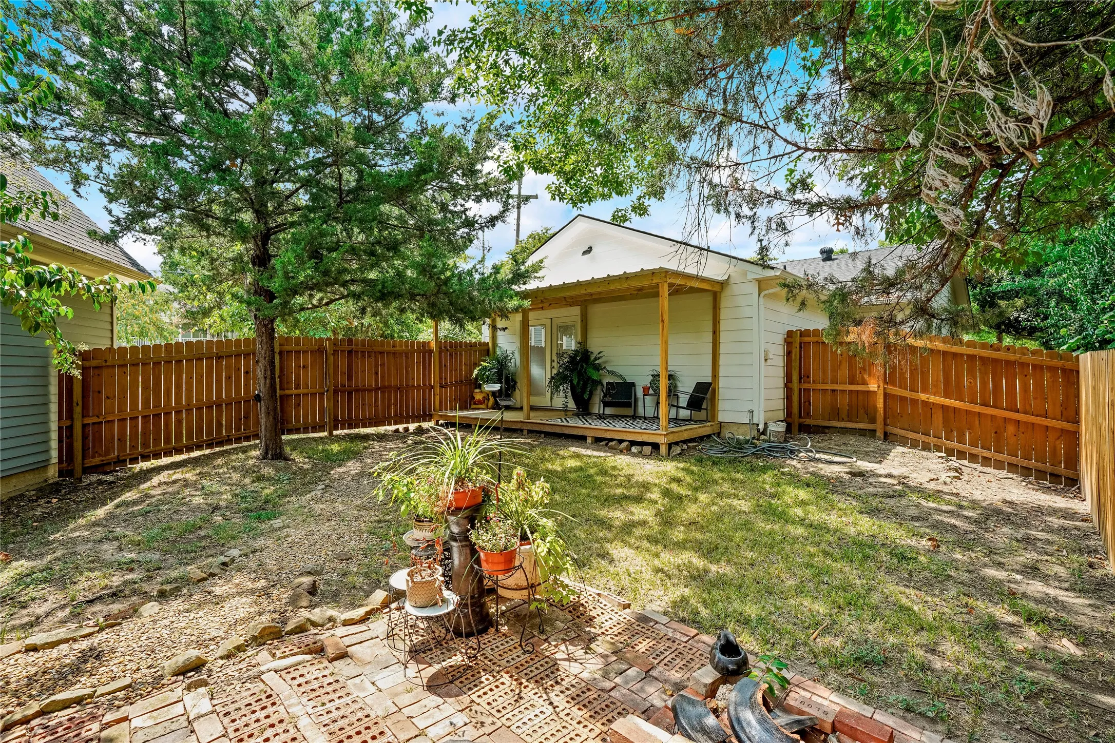 Single Family Residence For Sale in Rockwall County , 902 Williams Street, Rockwall, Texas 75087, 3 Bedroom, 2 Bathroom, Garage spaces, 1,516 Sqft, built in 1985, mls#21352006, Real Estate Agent in Rockwall, Homes For Sale in Rockwall county, Homes For Sale in Rockwall, Realtor in Rockwall Texas, Real Estate Brokerage Independent Realty Texas, Luminita Cordes Realtor