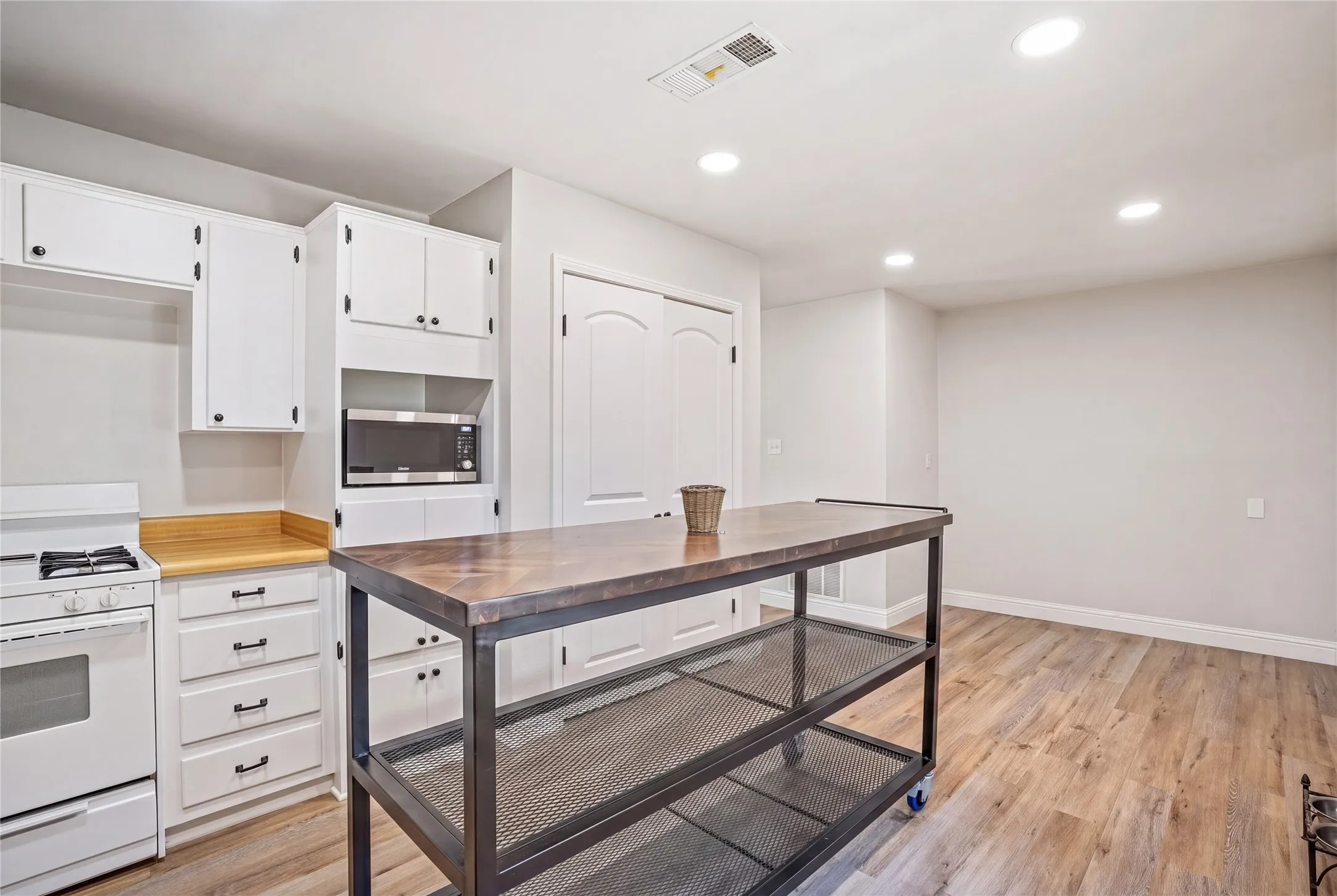 Single Family Residence For Sale in Rockwall County , 902 Williams Street, Rockwall, Texas 75087, 3 Bedroom, 2 Bathroom, Garage spaces, 1,516 Sqft, built in 1985, mls#21352006, Real Estate Agent in Rockwall, Homes For Sale in Rockwall county, Homes For Sale in Rockwall, Realtor in Rockwall Texas, Real Estate Brokerage Independent Realty Texas, Luminita Cordes Realtor