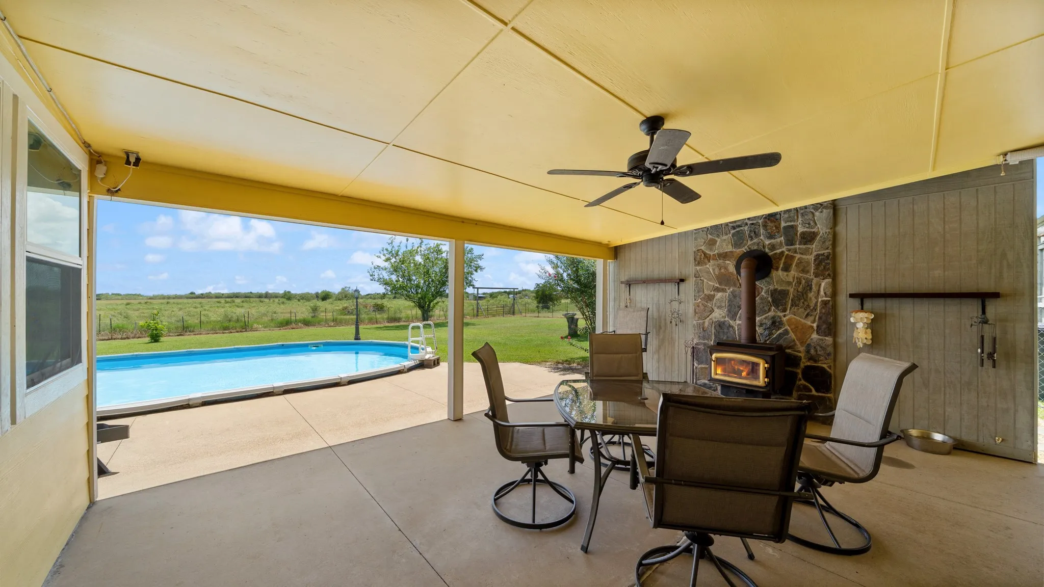 Single Family Residence For Sale in Kaufman County , 14194 County Road 4015, Mabank, Texas 75147, 2 Bedroom, 2 Bathroom, Garage spaces, 1,988 Sqft, built in 2002, mls#21352536, Real Estate Agent in Mabank, Homes For Sale in Kaufman county, Homes For Sale in Mabank, Realtor in Mabank Texas, Real Estate Brokerage Independent Realty Texas, Luminita Cordes Realtor