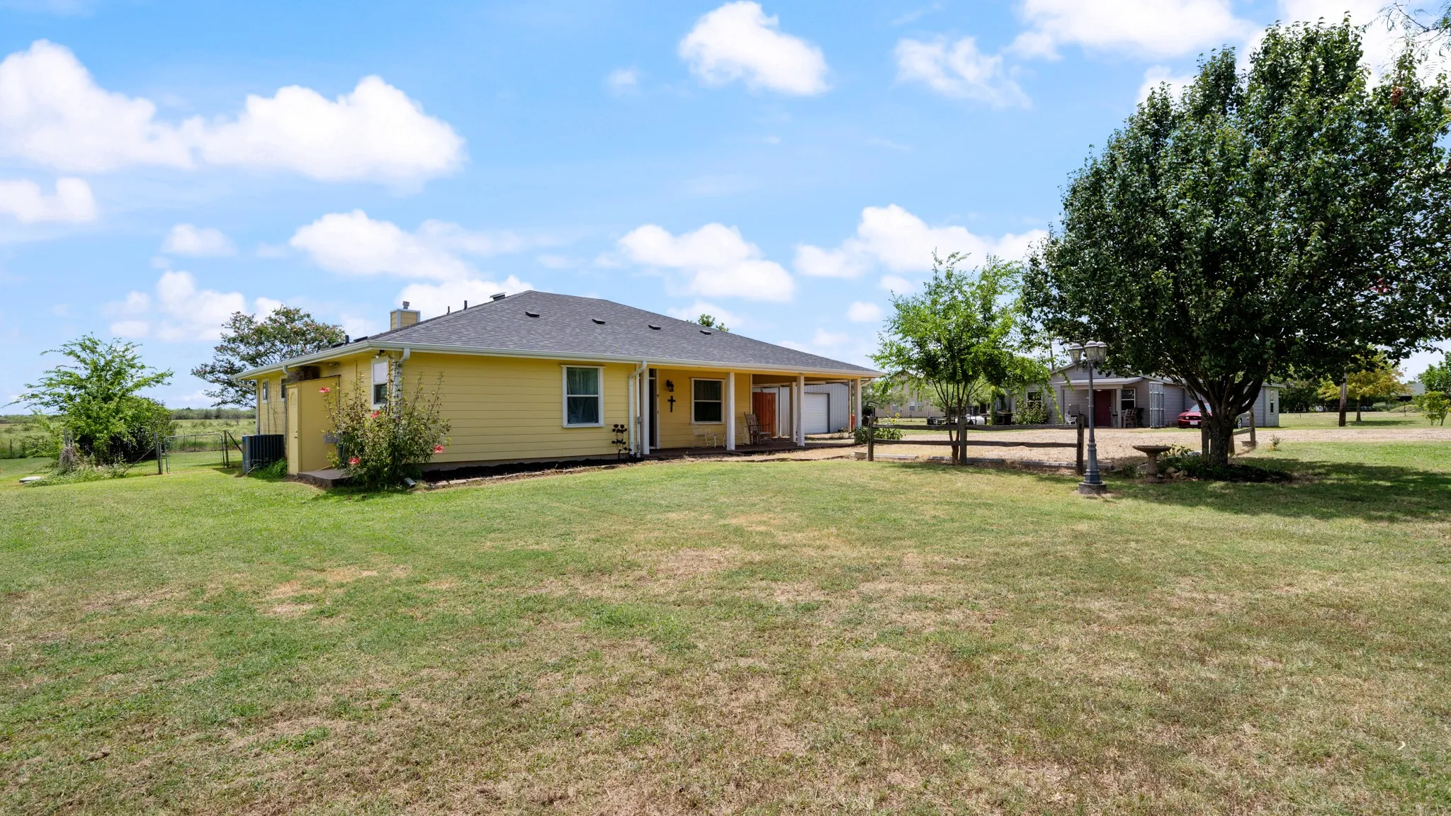 Single Family Residence For Sale in Kaufman County , 14194 County Road 4015, Mabank, Texas 75147, 2 Bedroom, 2 Bathroom, Garage spaces, 1,988 Sqft, built in 2002, mls#21352536, Real Estate Agent in Mabank, Homes For Sale in Kaufman county, Homes For Sale in Mabank, Realtor in Mabank Texas, Real Estate Brokerage Independent Realty Texas, Luminita Cordes Realtor