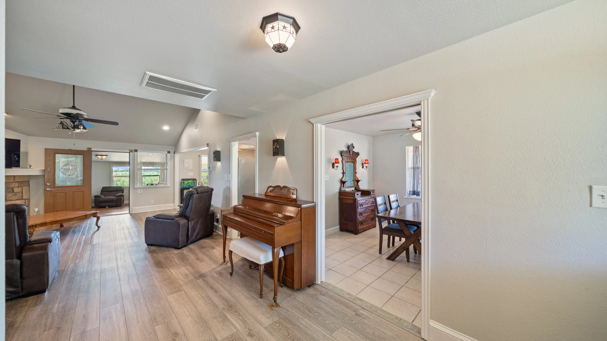 Single Family Residence For Sale in Kaufman County , 14194 County Road 4015, Mabank, Texas 75147, 2 Bedroom, 2 Bathroom, Garage spaces, 1,988 Sqft, built in 2002, mls#21352536, Real Estate Agent in Mabank, Homes For Sale in Kaufman county, Homes For Sale in Mabank, Realtor in Mabank Texas, Real Estate Brokerage Independent Realty Texas, Luminita Cordes Realtor