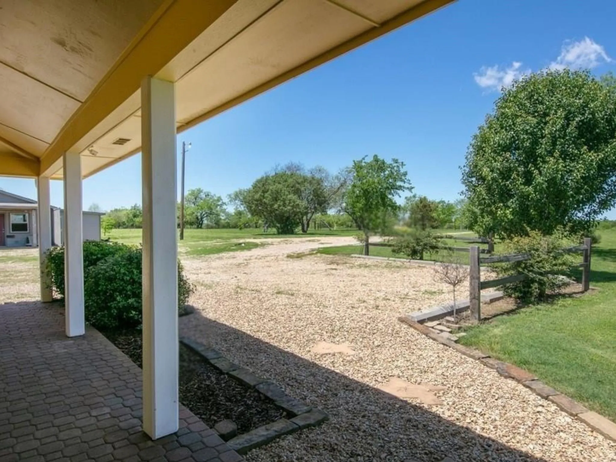 Single Family Residence For Sale in Kaufman County , 14194 County Road 4015, Mabank, Texas 75147, 2 Bedroom, 2 Bathroom, Garage spaces, 1,988 Sqft, built in 2002, mls#21352536, Real Estate Agent in Mabank, Homes For Sale in Kaufman county, Homes For Sale in Mabank, Realtor in Mabank Texas, Real Estate Brokerage Independent Realty Texas, Luminita Cordes Realtor