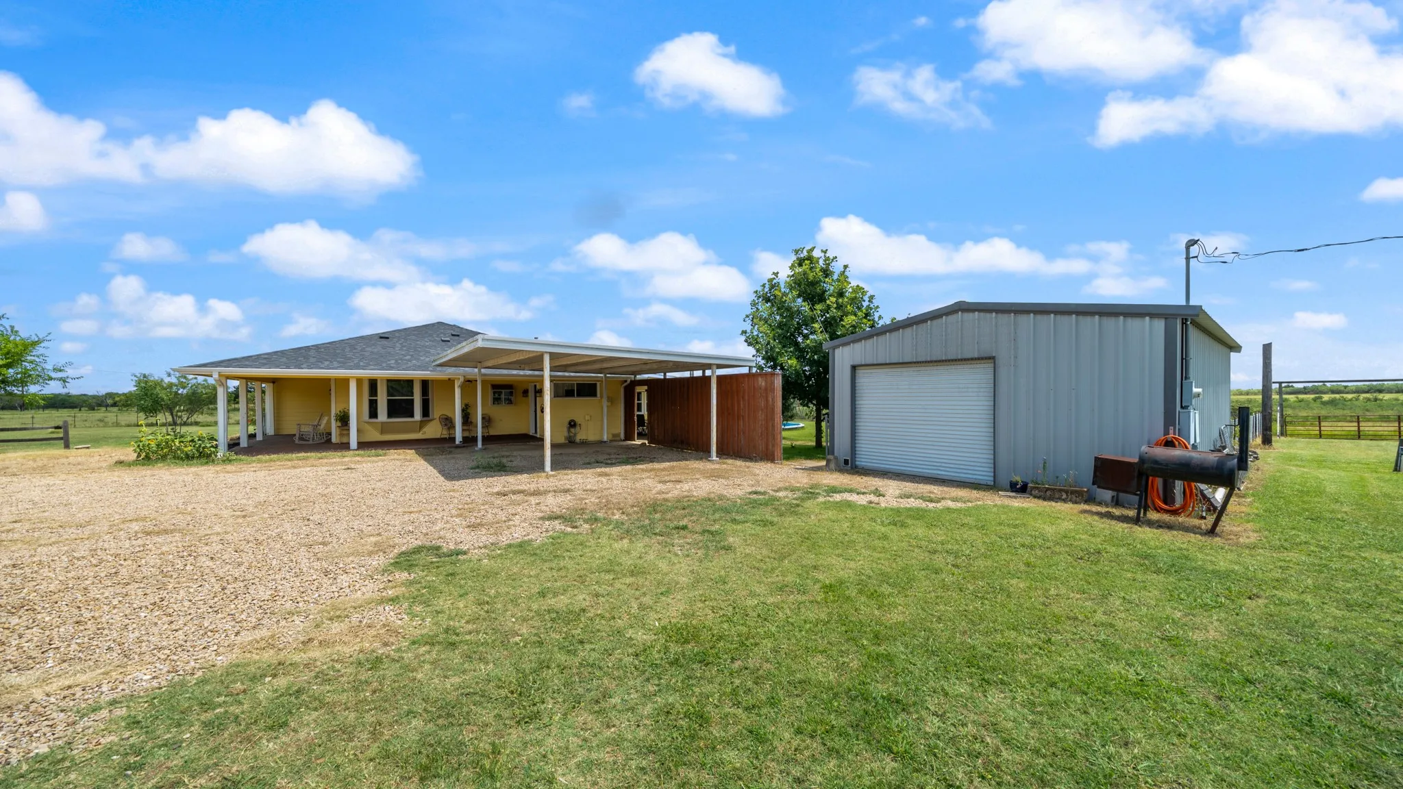 Single Family Residence For Sale in Kaufman County , 14194 County Road 4015, Mabank, Texas 75147, 2 Bedroom, 2 Bathroom, Garage spaces, 1,988 Sqft, built in 2002, mls#21352536, Real Estate Agent in Mabank, Homes For Sale in Kaufman county, Homes For Sale in Mabank, Realtor in Mabank Texas, Real Estate Brokerage Independent Realty Texas, Luminita Cordes Realtor