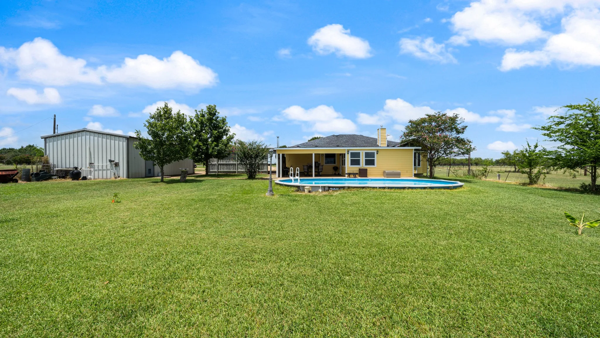 Single Family Residence For Sale in Kaufman County , 14194 County Road 4015, Mabank, Texas 75147, 2 Bedroom, 2 Bathroom, Garage spaces, 1,988 Sqft, built in 2002, mls#21352536, Real Estate Agent in Mabank, Homes For Sale in Kaufman county, Homes For Sale in Mabank, Realtor in Mabank Texas, Real Estate Brokerage Independent Realty Texas, Luminita Cordes Realtor