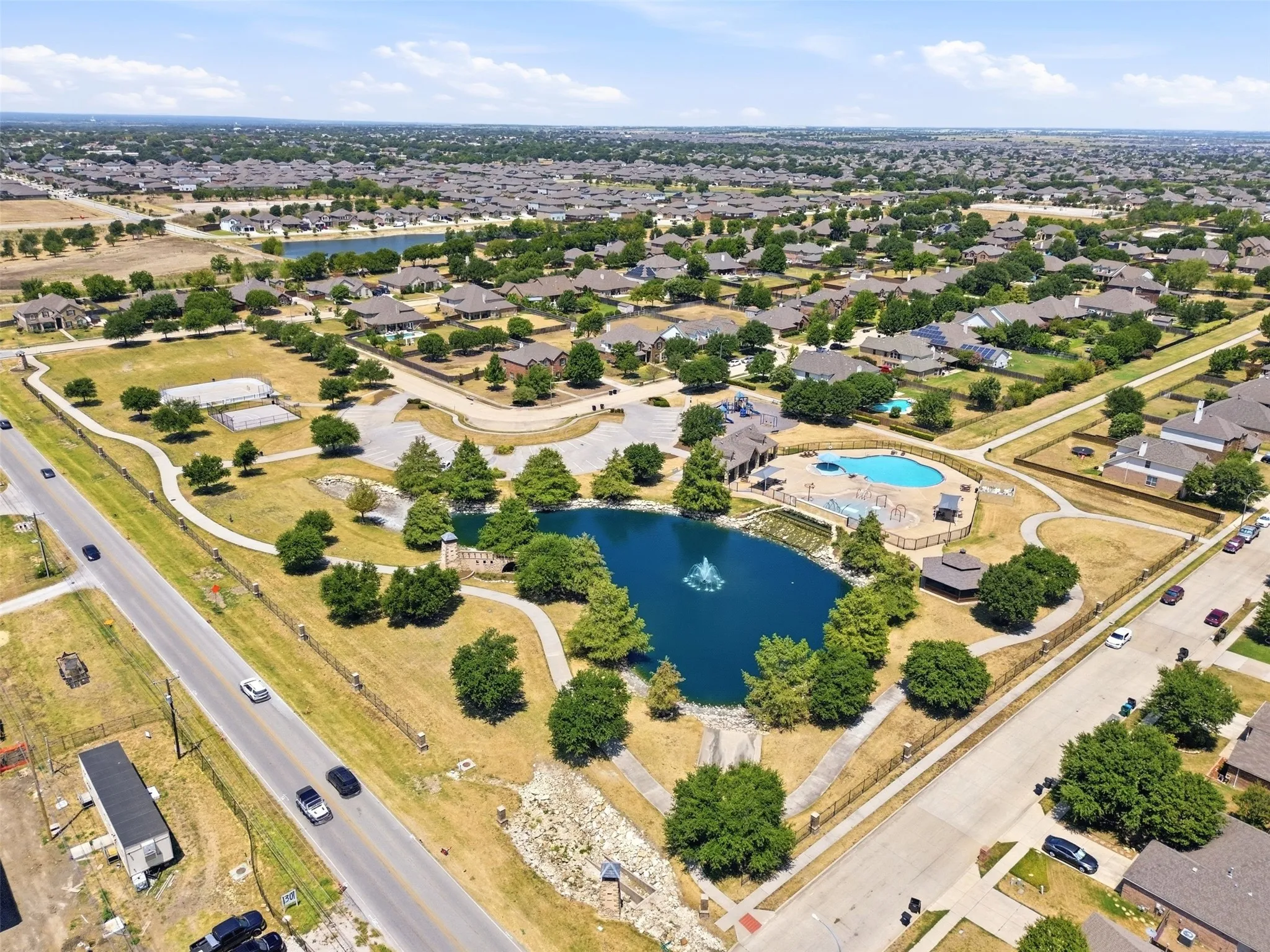 Community Ammenities include Pools, Ponds, Hockey Rink, and Covered areas with Seating.