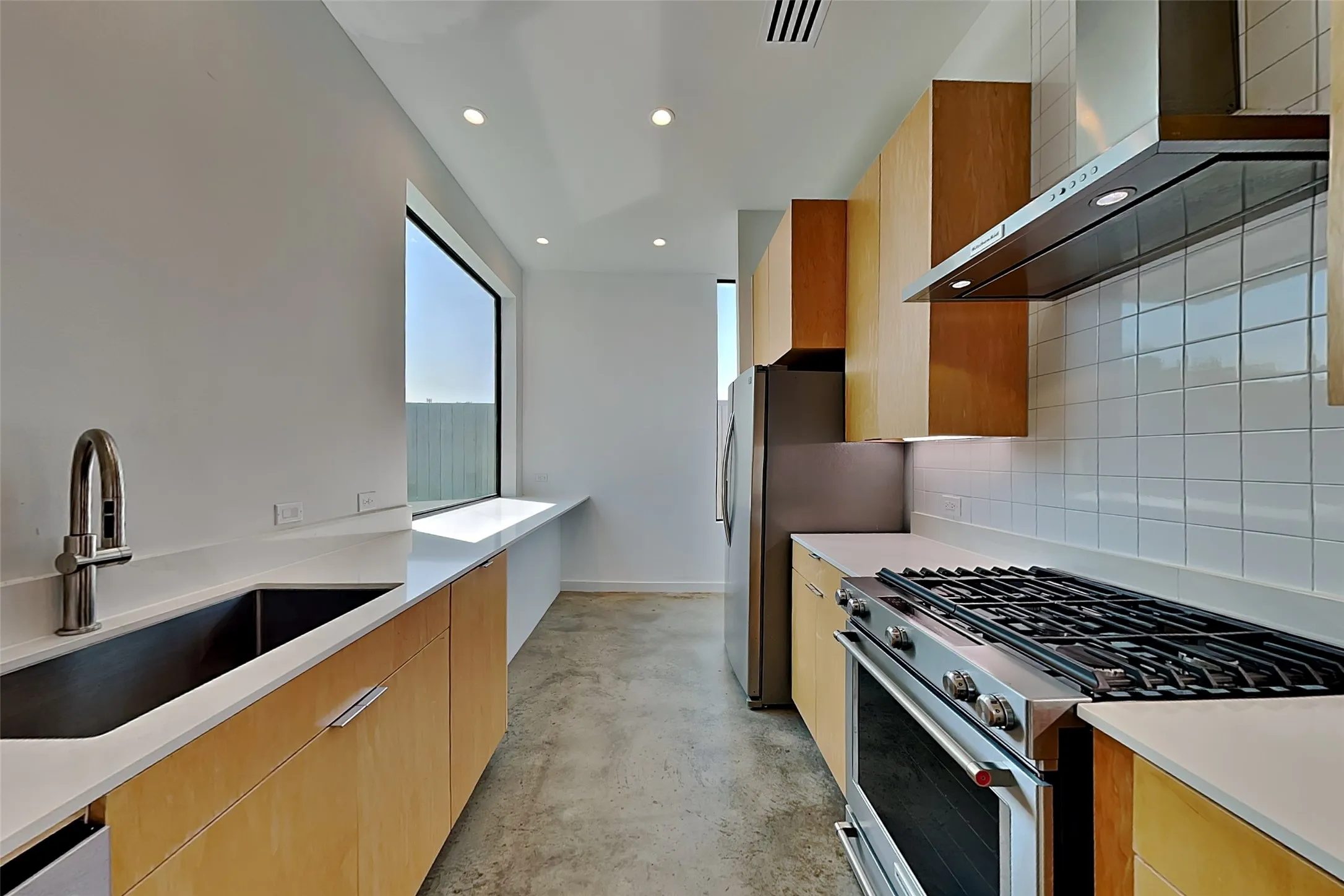 Single Family Residence For Rent in Dallas County , 904 Blackland Court, Dallas, Texas 75243, 2 Bedroom, 2 Bathroom, Garage spaces, 1,046 Sqft, built in 2021, mls#21352086, Real Estate Agent in Dallas, Homes For Rent in Dallas county, Homes For Rent in Dallas, Realtor in Dallas Texas, Real Estate Brokerage Independent Realty Texas, Luminita Cordes Realtor