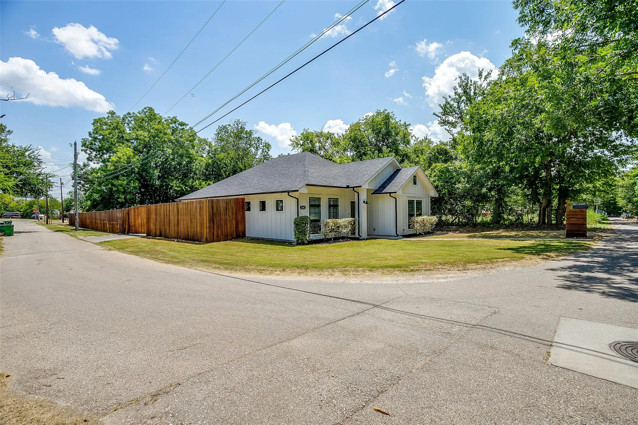 Single Family Residence For Sale in Ellis County , 114 Tuggle Street, Waxahachie, Texas 75165, 3 Bedroom, 2 Bathroom, Garage spaces, 1,511 Sqft, built in 2021, mls#21353351, Real Estate Agent in Waxahachie, Homes For Sale in Ellis county, Homes For Sale in Waxahachie, Realtor in Waxahachie Texas, Real Estate Brokerage Independent Realty Texas, Luminita Cordes Realtor