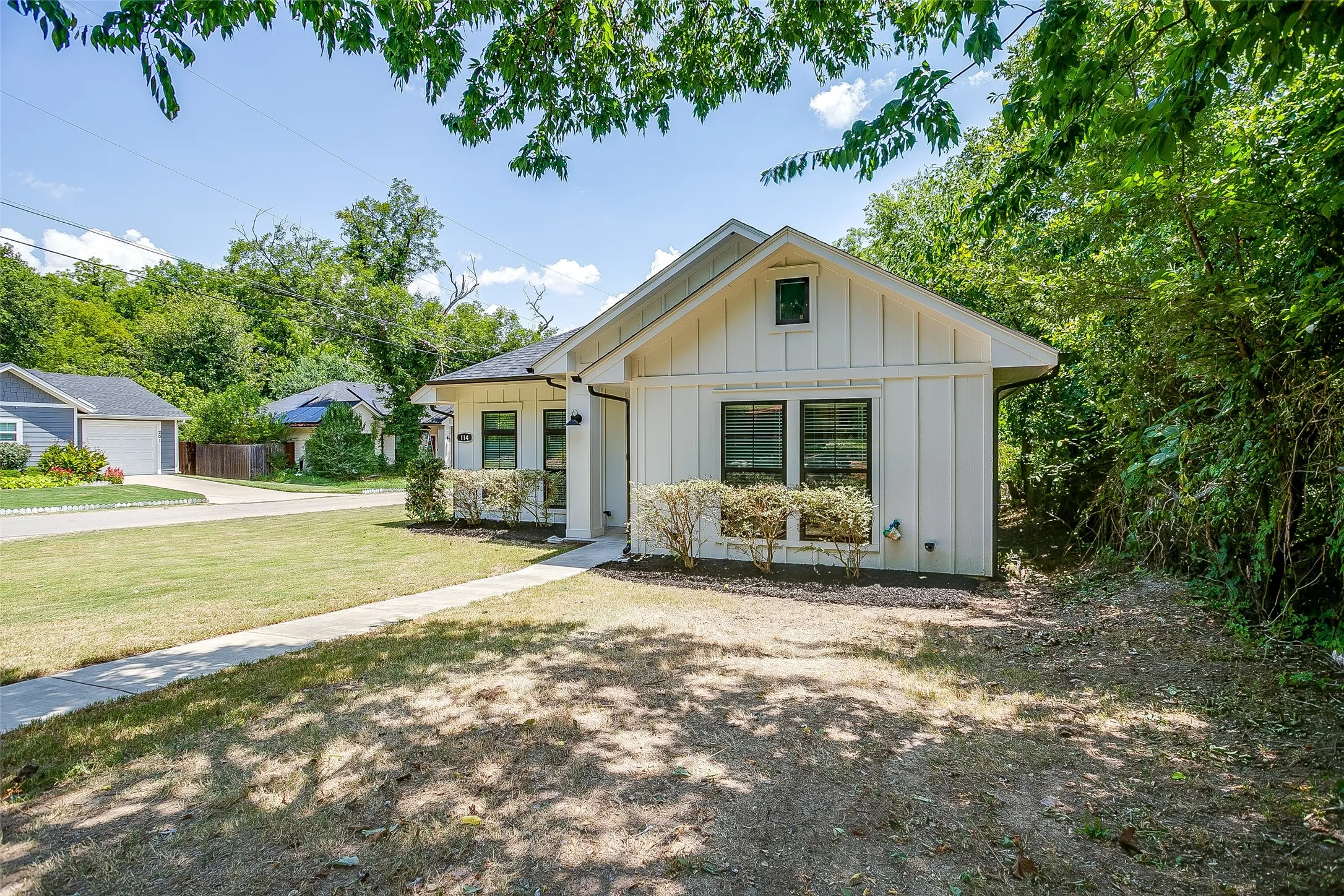 Single Family Residence For Sale in Ellis County , 114 Tuggle Street, Waxahachie, Texas 75165, 3 Bedroom, 2 Bathroom, Garage spaces, 1,511 Sqft, built in 2021, mls#21353351, Real Estate Agent in Waxahachie, Homes For Sale in Ellis county, Homes For Sale in Waxahachie, Realtor in Waxahachie Texas, Real Estate Brokerage Independent Realty Texas, Luminita Cordes Realtor