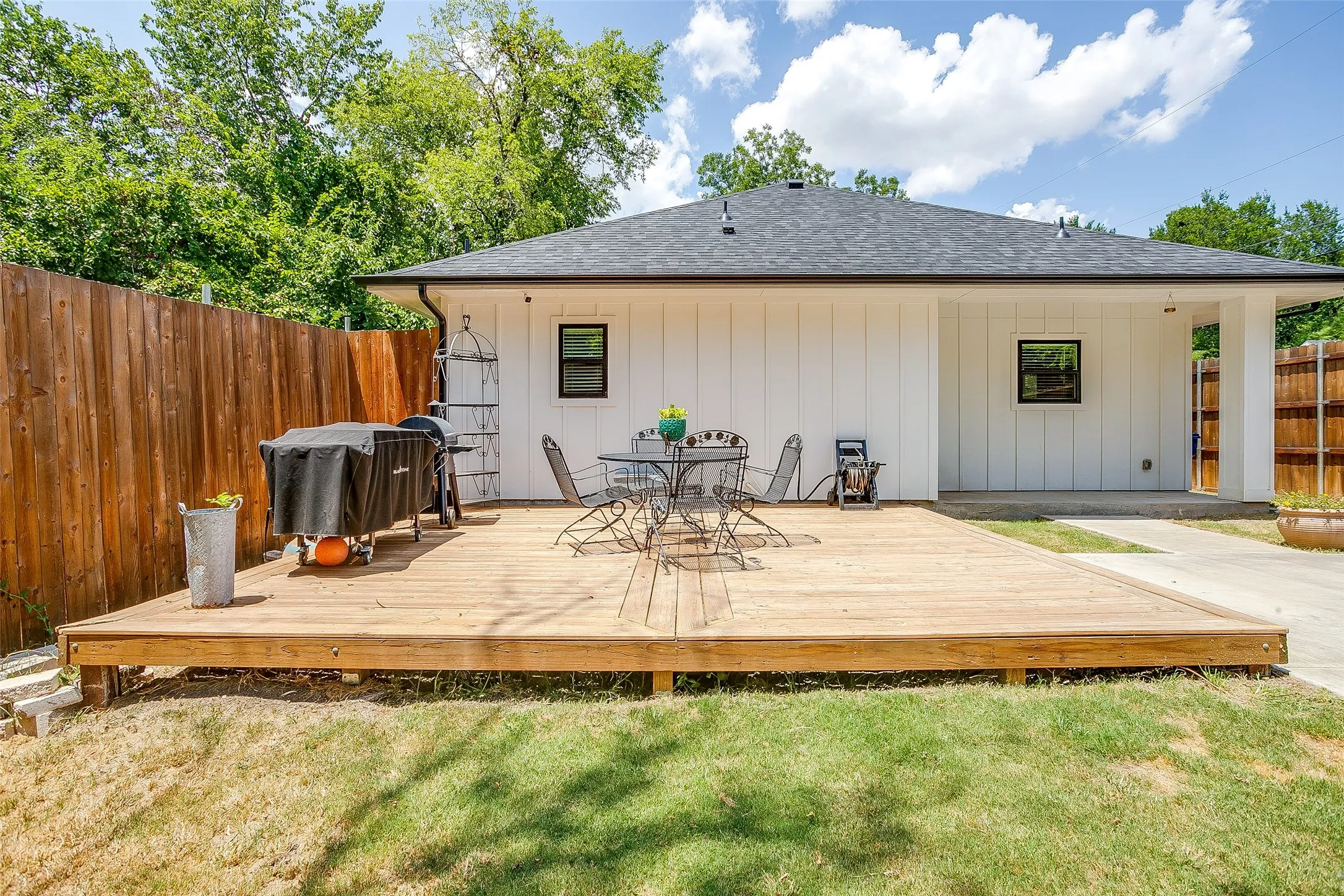 Single Family Residence For Sale in Ellis County , 114 Tuggle Street, Waxahachie, Texas 75165, 3 Bedroom, 2 Bathroom, Garage spaces, 1,511 Sqft, built in 2021, mls#21353351, Real Estate Agent in Waxahachie, Homes For Sale in Ellis county, Homes For Sale in Waxahachie, Realtor in Waxahachie Texas, Real Estate Brokerage Independent Realty Texas, Luminita Cordes Realtor