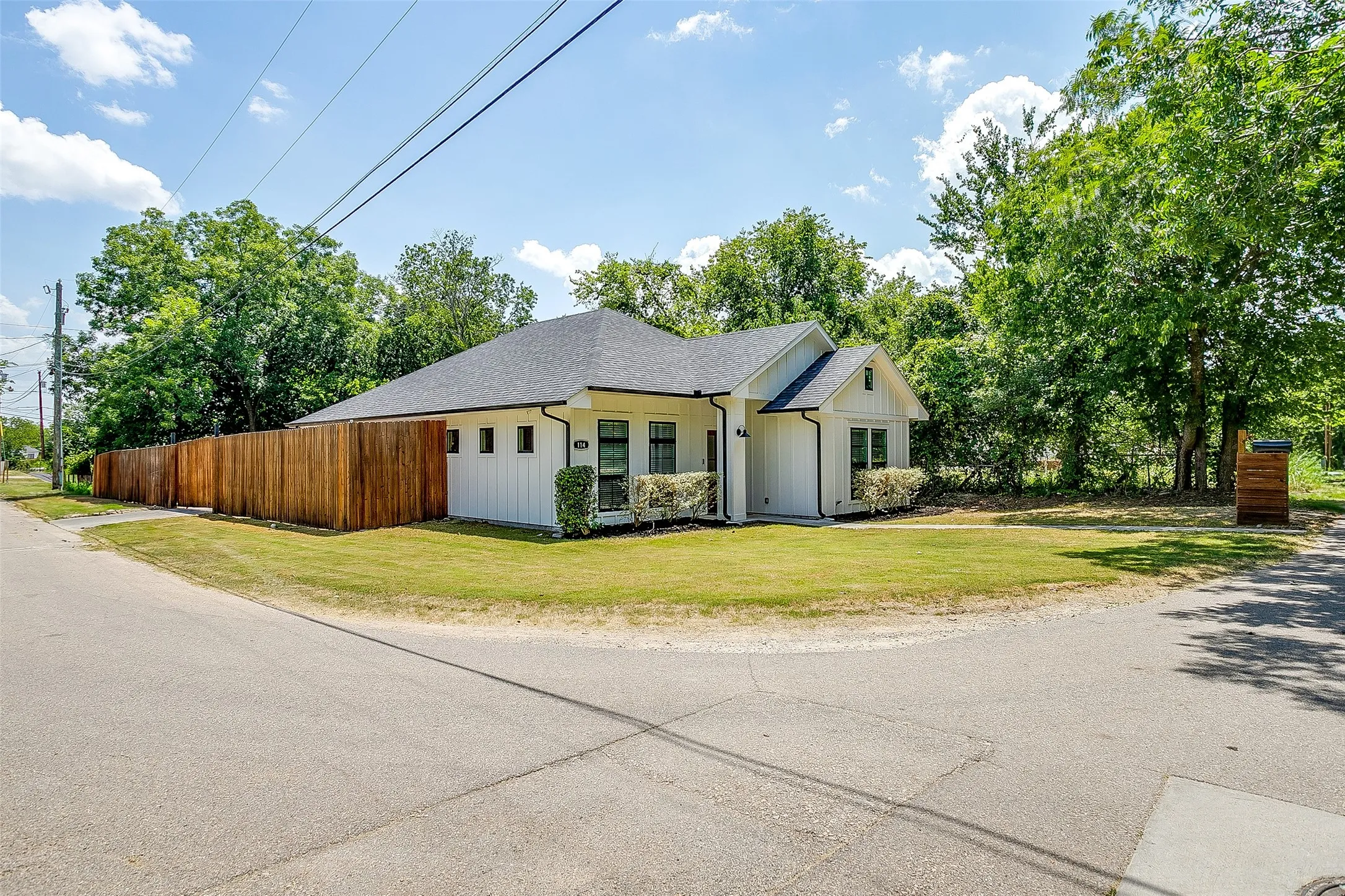 Single Family Residence For Sale in Ellis County , 114 Tuggle Street, Waxahachie, Texas 75165, 3 Bedroom, 2 Bathroom, Garage spaces, 1,511 Sqft, built in 2021, mls#21353351, Real Estate Agent in Waxahachie, Homes For Sale in Ellis county, Homes For Sale in Waxahachie, Realtor in Waxahachie Texas, Real Estate Brokerage Independent Realty Texas, Luminita Cordes Realtor