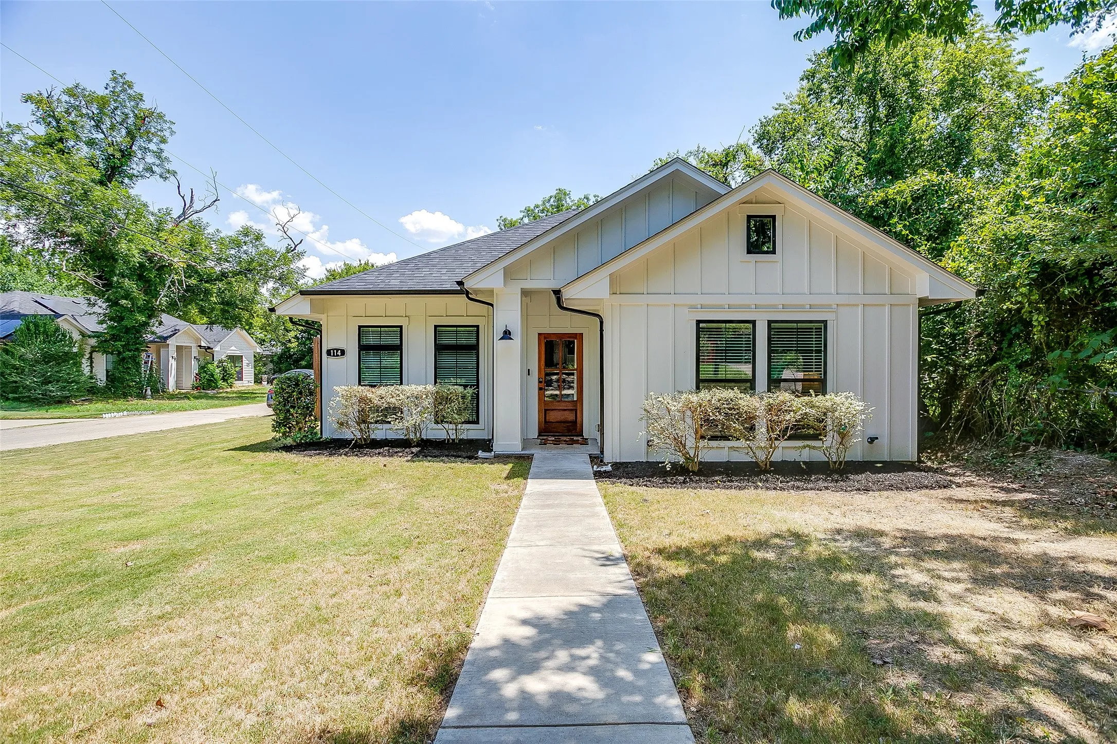 Single Family Residence For Sale in Ellis County , 114 Tuggle Street, Waxahachie, Texas 75165, 3 Bedroom, 2 Bathroom, Garage spaces, 1,511 Sqft, built in 2021, mls#21353351, Real Estate Agent in Waxahachie, Homes For Sale in Ellis county, Homes For Sale in Waxahachie, Realtor in Waxahachie Texas, Real Estate Brokerage Independent Realty Texas, Luminita Cordes Realtor