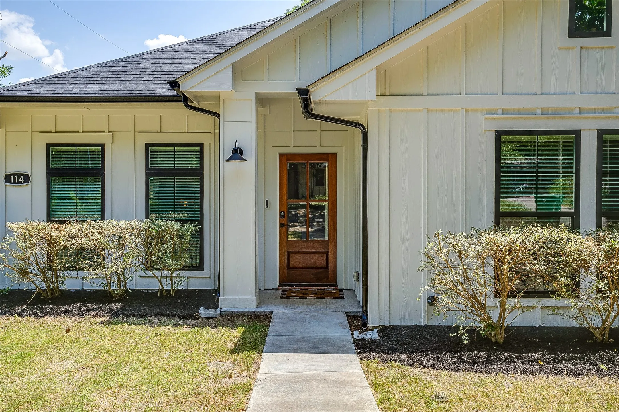 Single Family Residence For Sale in Ellis County , 114 Tuggle Street, Waxahachie, Texas 75165, 3 Bedroom, 2 Bathroom, Garage spaces, 1,511 Sqft, built in 2021, mls#21353351, Real Estate Agent in Waxahachie, Homes For Sale in Ellis county, Homes For Sale in Waxahachie, Realtor in Waxahachie Texas, Real Estate Brokerage Independent Realty Texas, Luminita Cordes Realtor