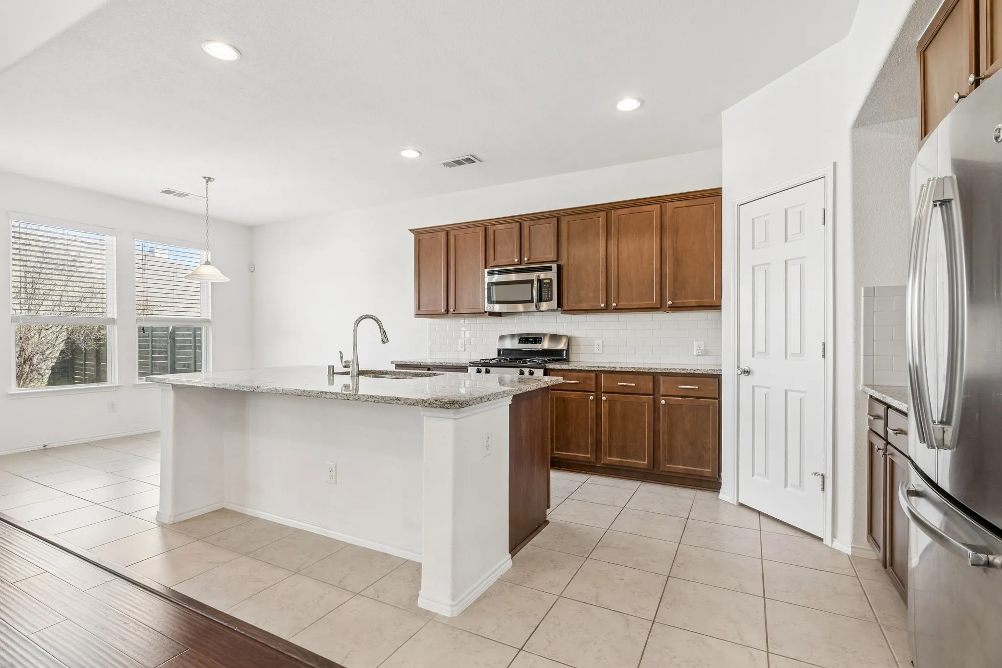 Single Family Residence For Sale in Denton County , 1808 Kaiser Cove, Argyle, Texas 76226, 5 Bedroom, 3 Bathroom, 2 Garage spaces, 2,774 Sqft, built in 2015, mls#21352491, Real Estate Agent in Argyle, Homes For Sale in Denton county, Homes For Sale in Argyle, Realtor in Argyle Texas, Real Estate Brokerage Independent Realty Texas, Luminita Cordes Realtor