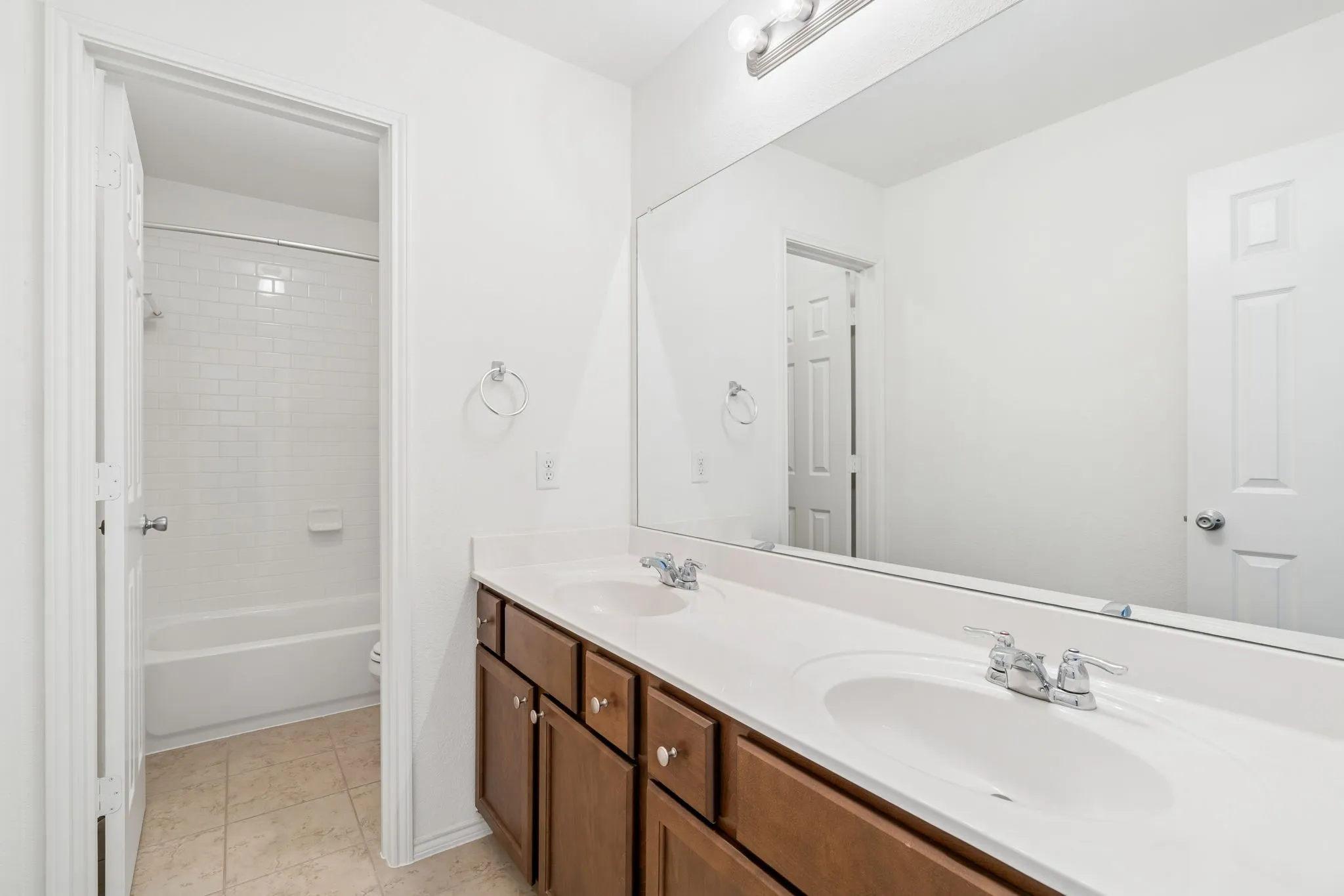 Single Family Residence For Sale in Denton County , 1808 Kaiser Cove, Argyle, Texas 76226, 5 Bedroom, 3 Bathroom, 2 Garage spaces, 2,774 Sqft, built in 2015, mls#21352491, Real Estate Agent in Argyle, Homes For Sale in Denton county, Homes For Sale in Argyle, Realtor in Argyle Texas, Real Estate Brokerage Independent Realty Texas, Luminita Cordes Realtor
