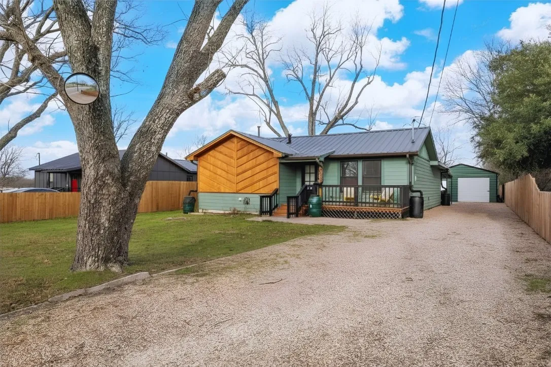 Single Family Residence For Sale in Mc Lennan County , 3812 Orchard Lane, Waco, Texas 76705, 3 Bedroom, 3 Bathroom, 2 Garage spaces, 1,200 Sqft, built in 1948, mls#21353257, Real Estate Agent in Waco, Homes For Sale in Mc Lennan county, Homes For Sale in Waco, Realtor in Waco Texas, Real Estate Brokerage Independent Realty Texas, Luminita Cordes Realtor