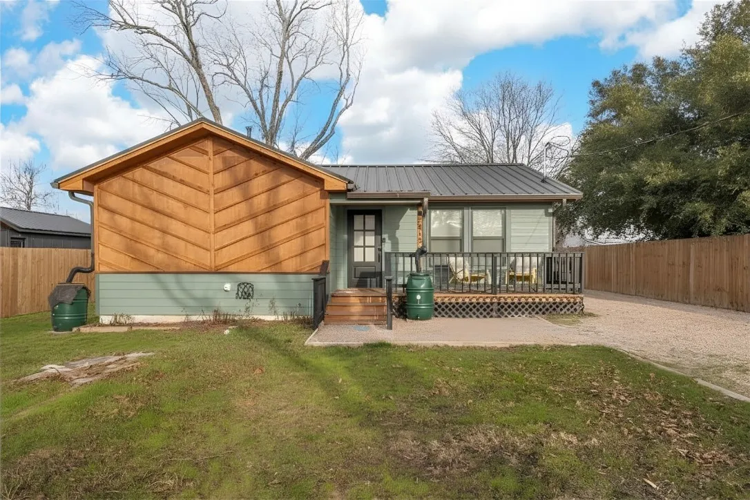 Single Family Residence For Sale in Mc Lennan County , 3812 Orchard Lane, Waco, Texas 76705, 3 Bedroom, 3 Bathroom, 2 Garage spaces, 1,200 Sqft, built in 1948, mls#21353257, Real Estate Agent in Waco, Homes For Sale in Mc Lennan county, Homes For Sale in Waco, Realtor in Waco Texas, Real Estate Brokerage Independent Realty Texas, Luminita Cordes Realtor
