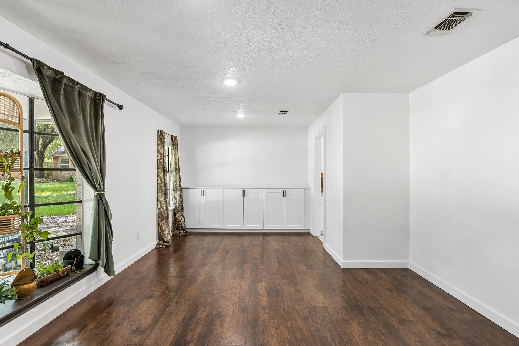 Front living area as you enter connects to the formal dining room. Laminate wood flooring throughout 1st level, freshly painted walls, built-in lower cabinetry.