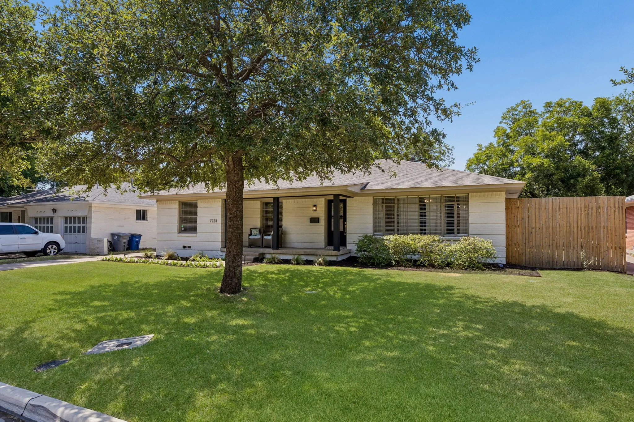 Single Family Residence For Sale in Dallas County , 7223 Edgerton Drive, Dallas, Texas 75231, 3 Bedroom, 2 Bathroom, 2 Garage spaces, 1,855 Sqft, built in 1954, mls#21352374, Real Estate Agent in Dallas, Homes For Sale in Dallas county, Homes For Sale in Dallas, Realtor in Dallas Texas, Real Estate Brokerage Independent Realty Texas, Luminita Cordes Realtor