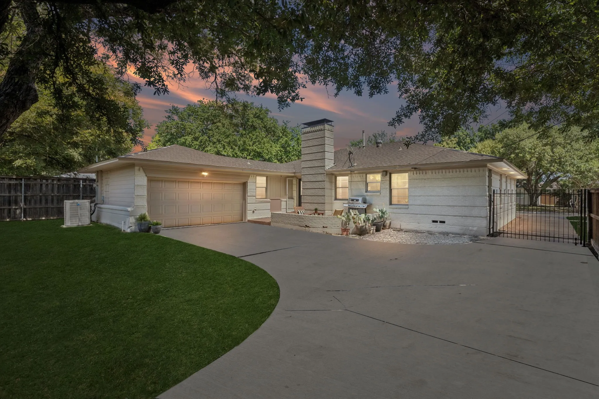 Single Family Residence For Sale in Dallas County , 7223 Edgerton Drive, Dallas, Texas 75231, 3 Bedroom, 2 Bathroom, 2 Garage spaces, 1,855 Sqft, built in 1954, mls#21352374, Real Estate Agent in Dallas, Homes For Sale in Dallas county, Homes For Sale in Dallas, Realtor in Dallas Texas, Real Estate Brokerage Independent Realty Texas, Luminita Cordes Realtor