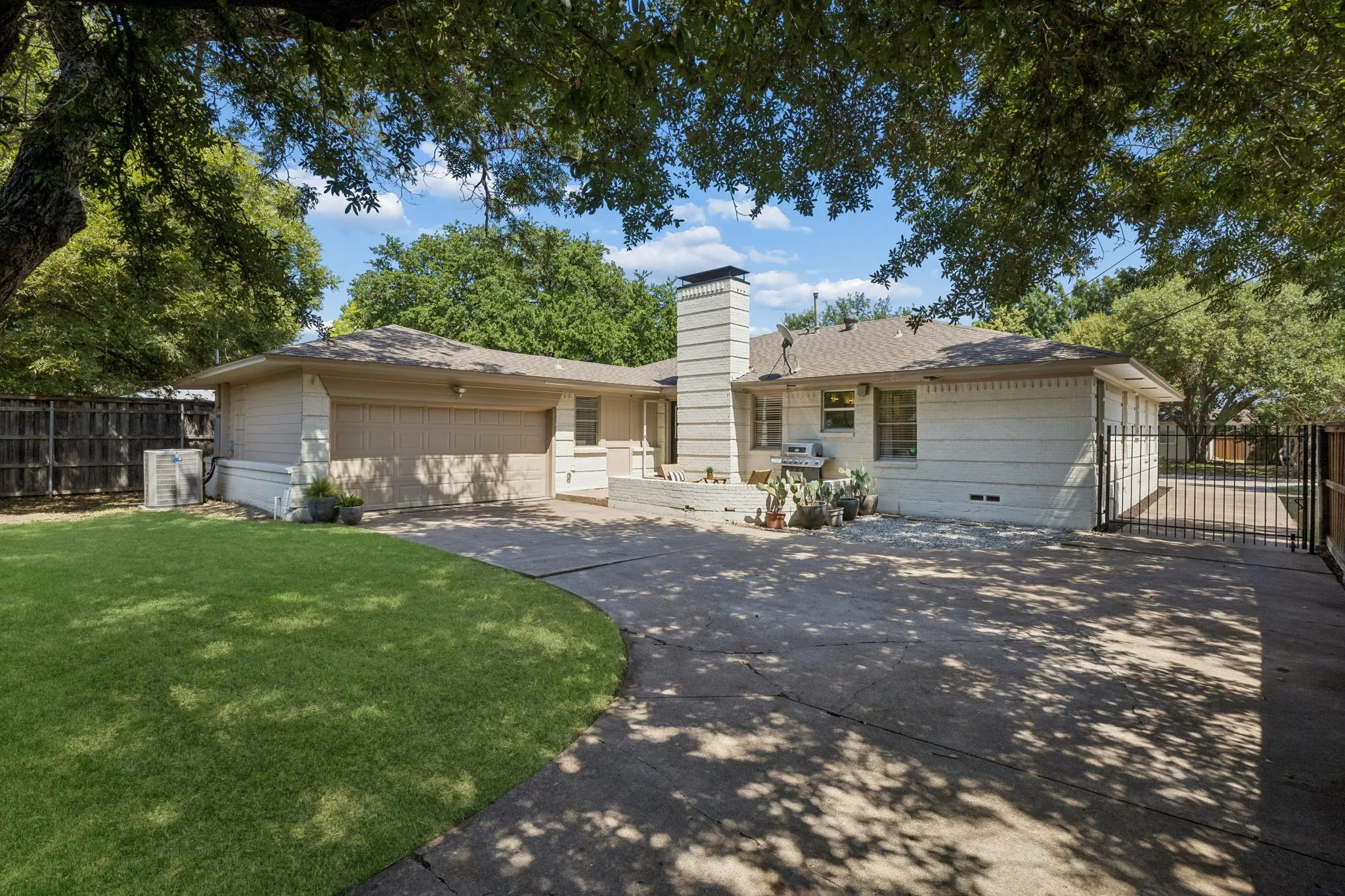 Single Family Residence For Sale in Dallas County , 7223 Edgerton Drive, Dallas, Texas 75231, 3 Bedroom, 2 Bathroom, 2 Garage spaces, 1,855 Sqft, built in 1954, mls#21352374, Real Estate Agent in Dallas, Homes For Sale in Dallas county, Homes For Sale in Dallas, Realtor in Dallas Texas, Real Estate Brokerage Independent Realty Texas, Luminita Cordes Realtor