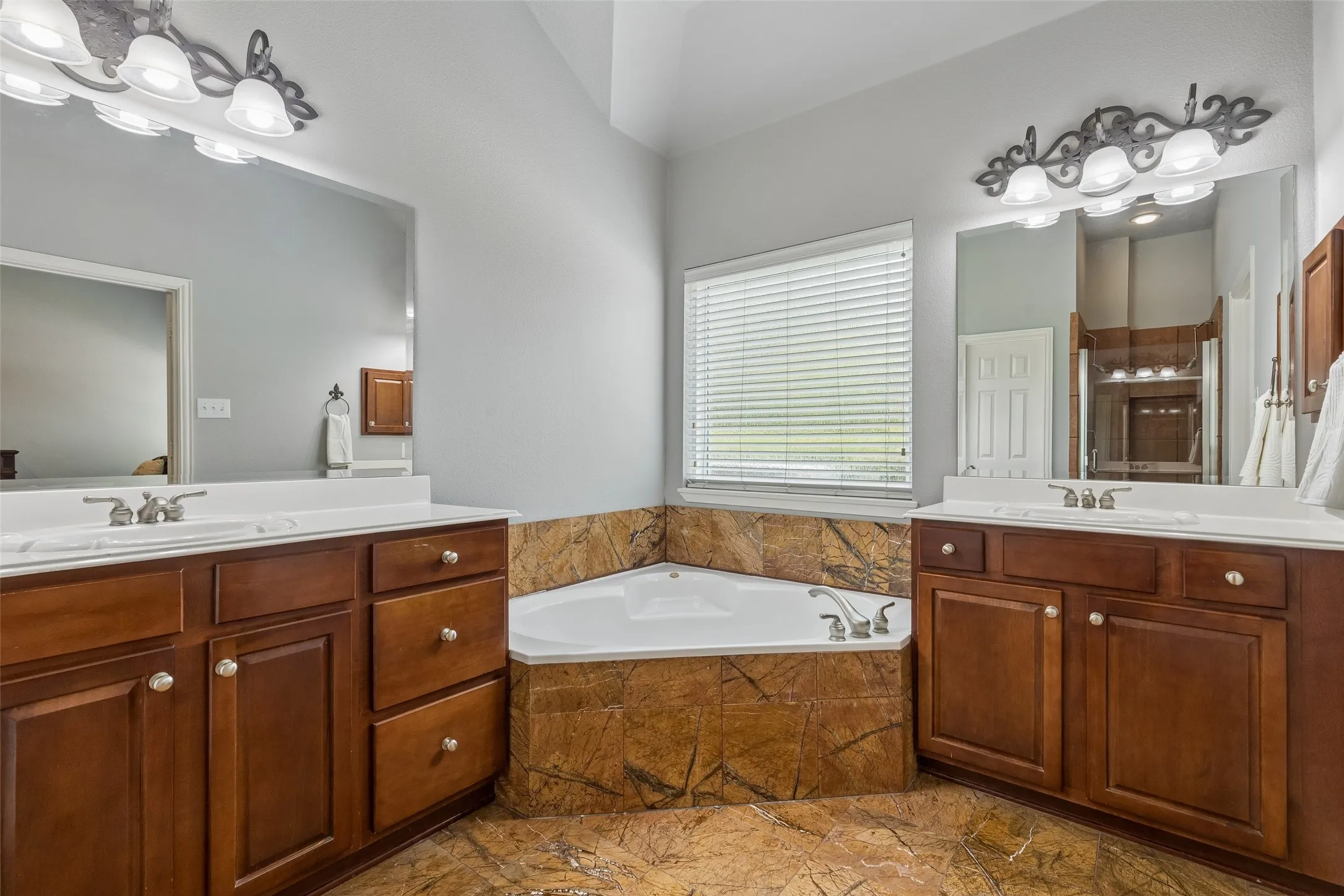 Single Family Residence For Sale in Denton County , 10198 Wheat Ridge Drive, Frisco, Texas 75033, 5 Bedroom, 3 Bathroom, 2 Garage spaces, 2,754 Sqft, built in 2001, mls#21347238, Real Estate Agent in Frisco, Homes For Sale in Denton county, Homes For Sale in Frisco, Realtor in Frisco Texas, Real Estate Brokerage Independent Realty Texas, Luminita Cordes Realtor