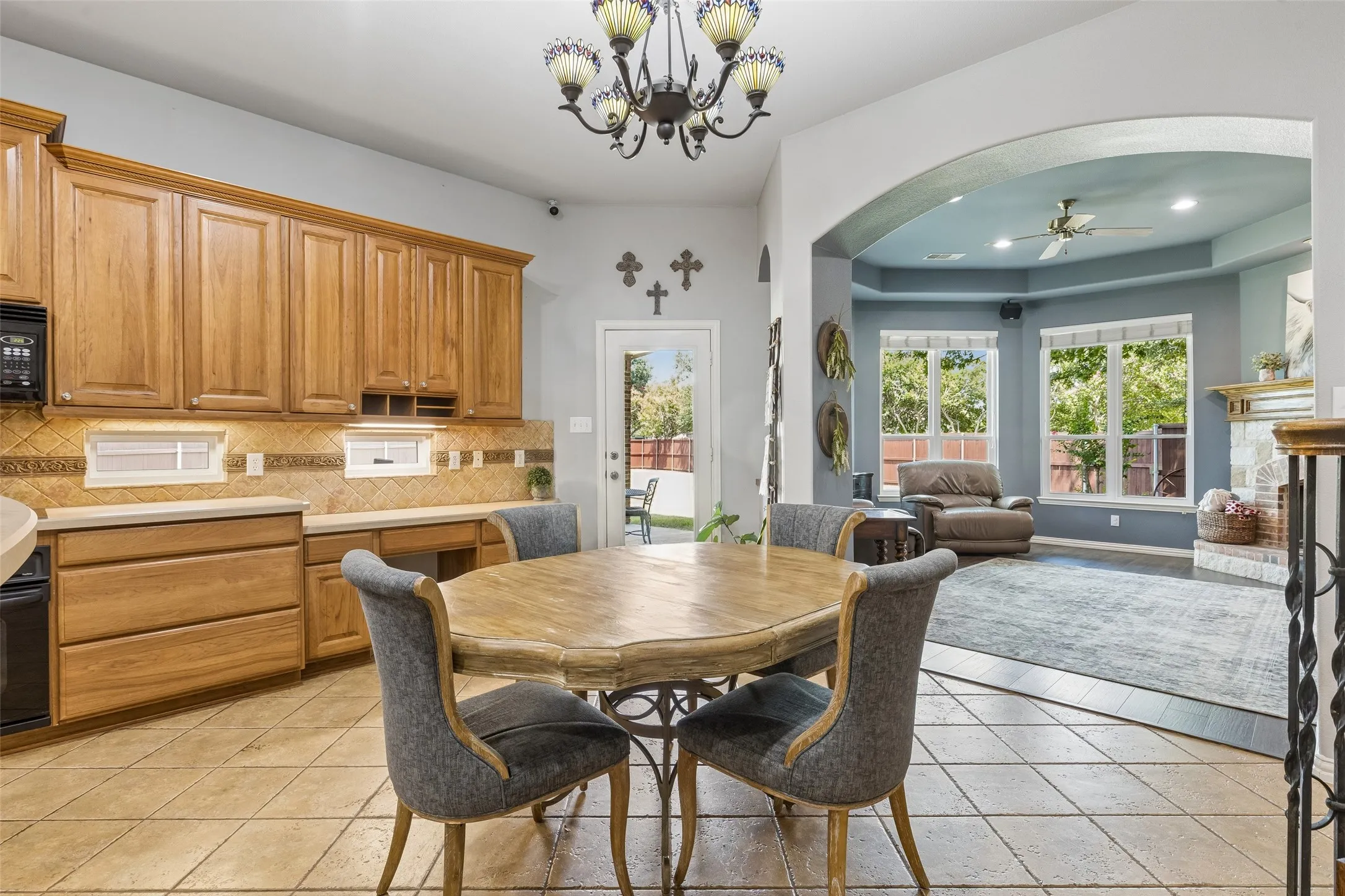 Single Family Residence For Sale in Denton County , 10198 Wheat Ridge Drive, Frisco, Texas 75033, 5 Bedroom, 3 Bathroom, 2 Garage spaces, 2,754 Sqft, built in 2001, mls#21347238, Real Estate Agent in Frisco, Homes For Sale in Denton county, Homes For Sale in Frisco, Realtor in Frisco Texas, Real Estate Brokerage Independent Realty Texas, Luminita Cordes Realtor