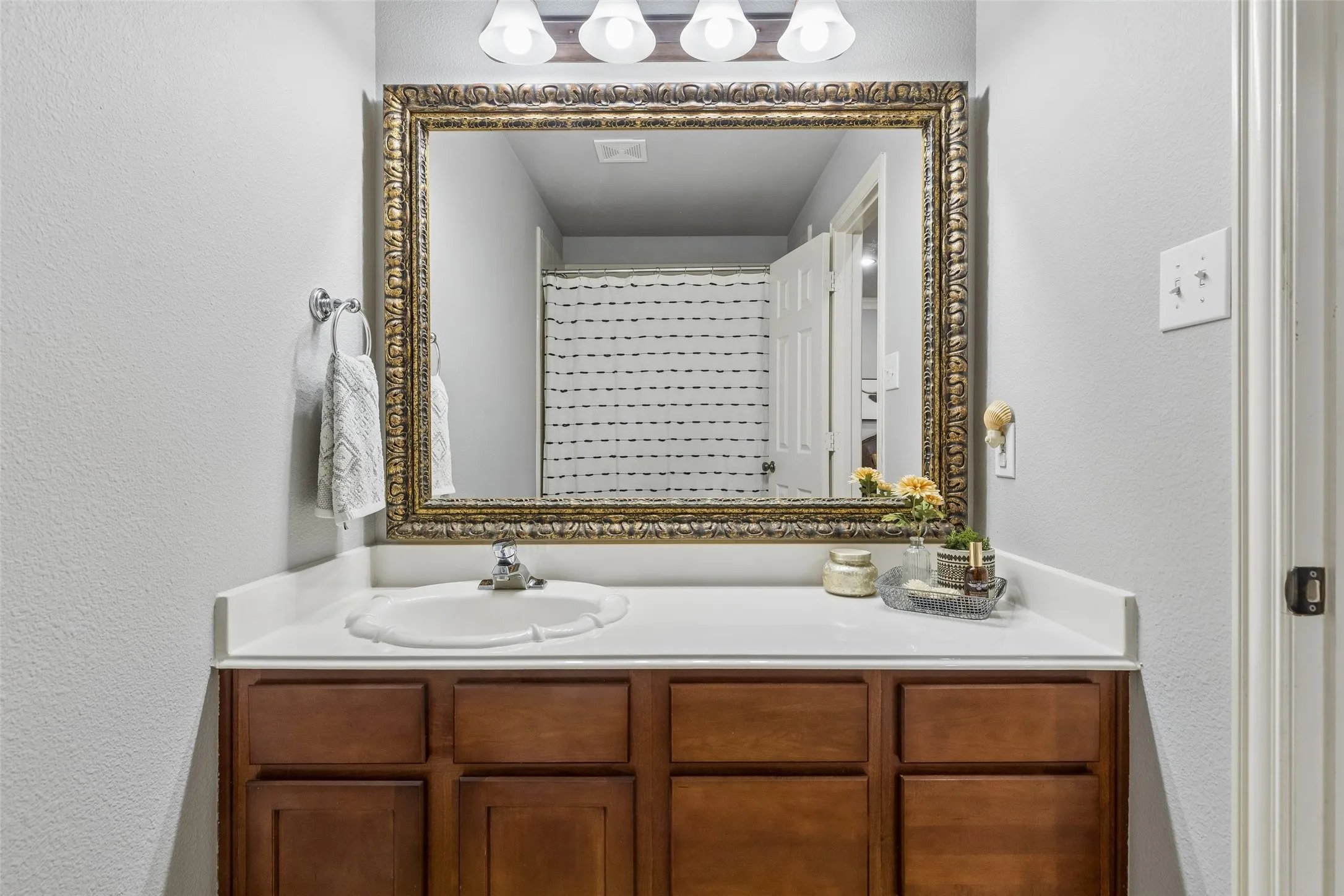 Single Family Residence For Sale in Denton County , 10198 Wheat Ridge Drive, Frisco, Texas 75033, 5 Bedroom, 3 Bathroom, 2 Garage spaces, 2,754 Sqft, built in 2001, mls#21347238, Real Estate Agent in Frisco, Homes For Sale in Denton county, Homes For Sale in Frisco, Realtor in Frisco Texas, Real Estate Brokerage Independent Realty Texas, Luminita Cordes Realtor