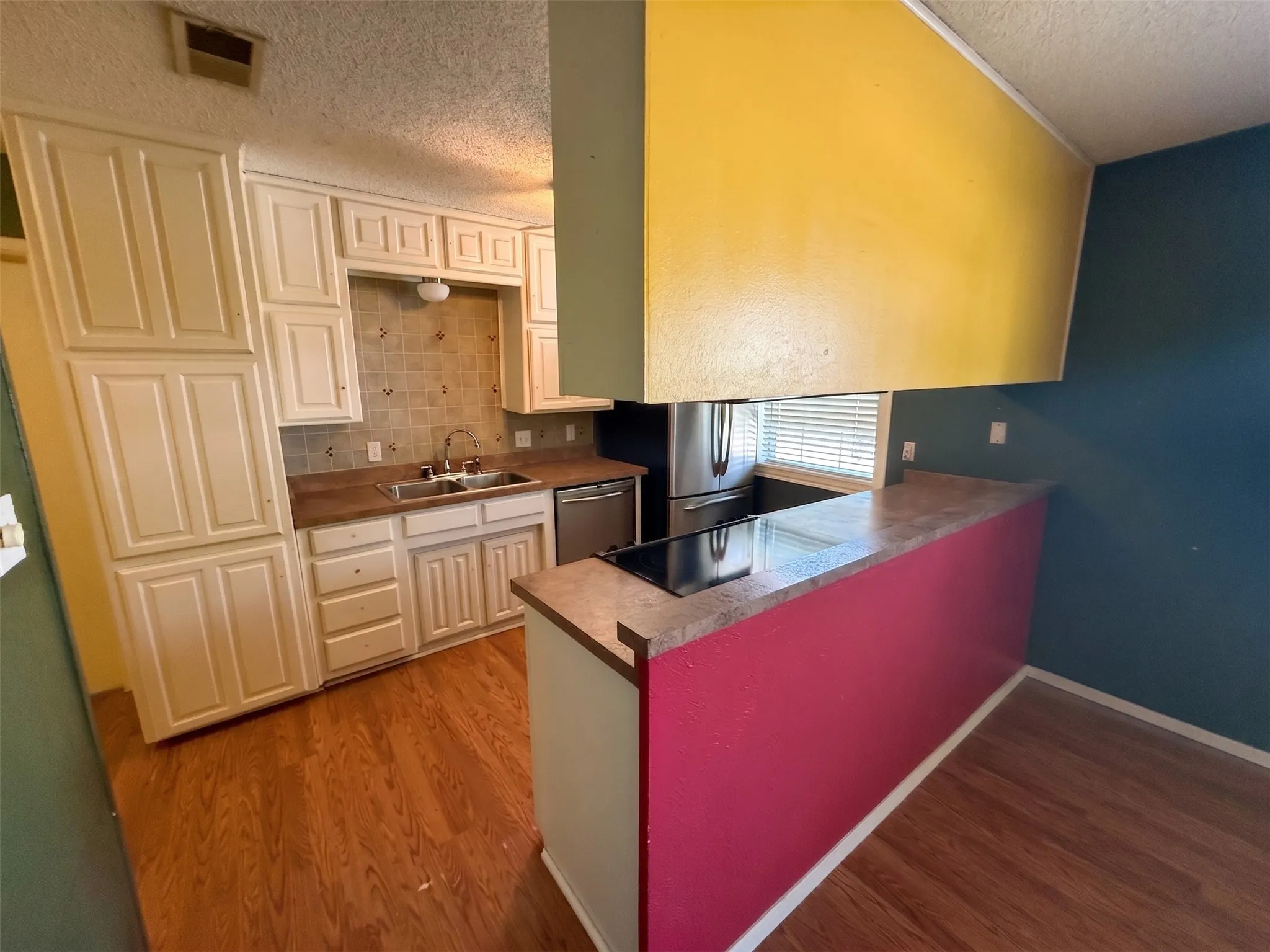 Single Family Residence For Sale in Tarrant County , 406 Marsha Street, Keller, Texas 76248, 3 Bedroom, 2 Bathroom, 2 Garage spaces, 1,653 Sqft, built in 1977, mls#21353358, Real Estate Agent in Keller, Homes For Sale in Tarrant county, Homes For Sale in Keller, Realtor in Keller Texas, Real Estate Brokerage Independent Realty Texas, Luminita Cordes Realtor