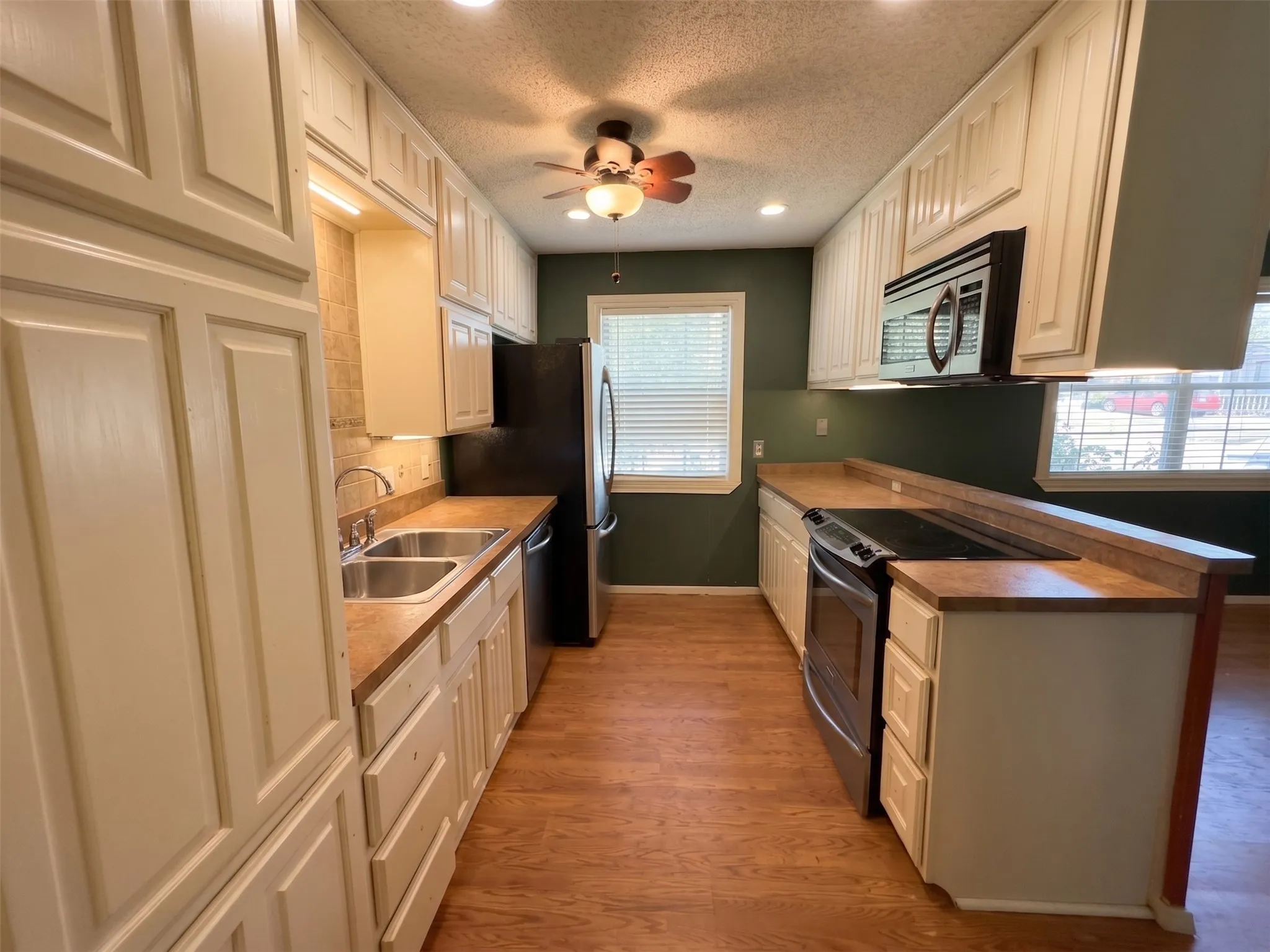 Single Family Residence For Sale in Tarrant County , 406 Marsha Street, Keller, Texas 76248, 3 Bedroom, 2 Bathroom, 2 Garage spaces, 1,653 Sqft, built in 1977, mls#21353358, Real Estate Agent in Keller, Homes For Sale in Tarrant county, Homes For Sale in Keller, Realtor in Keller Texas, Real Estate Brokerage Independent Realty Texas, Luminita Cordes Realtor
