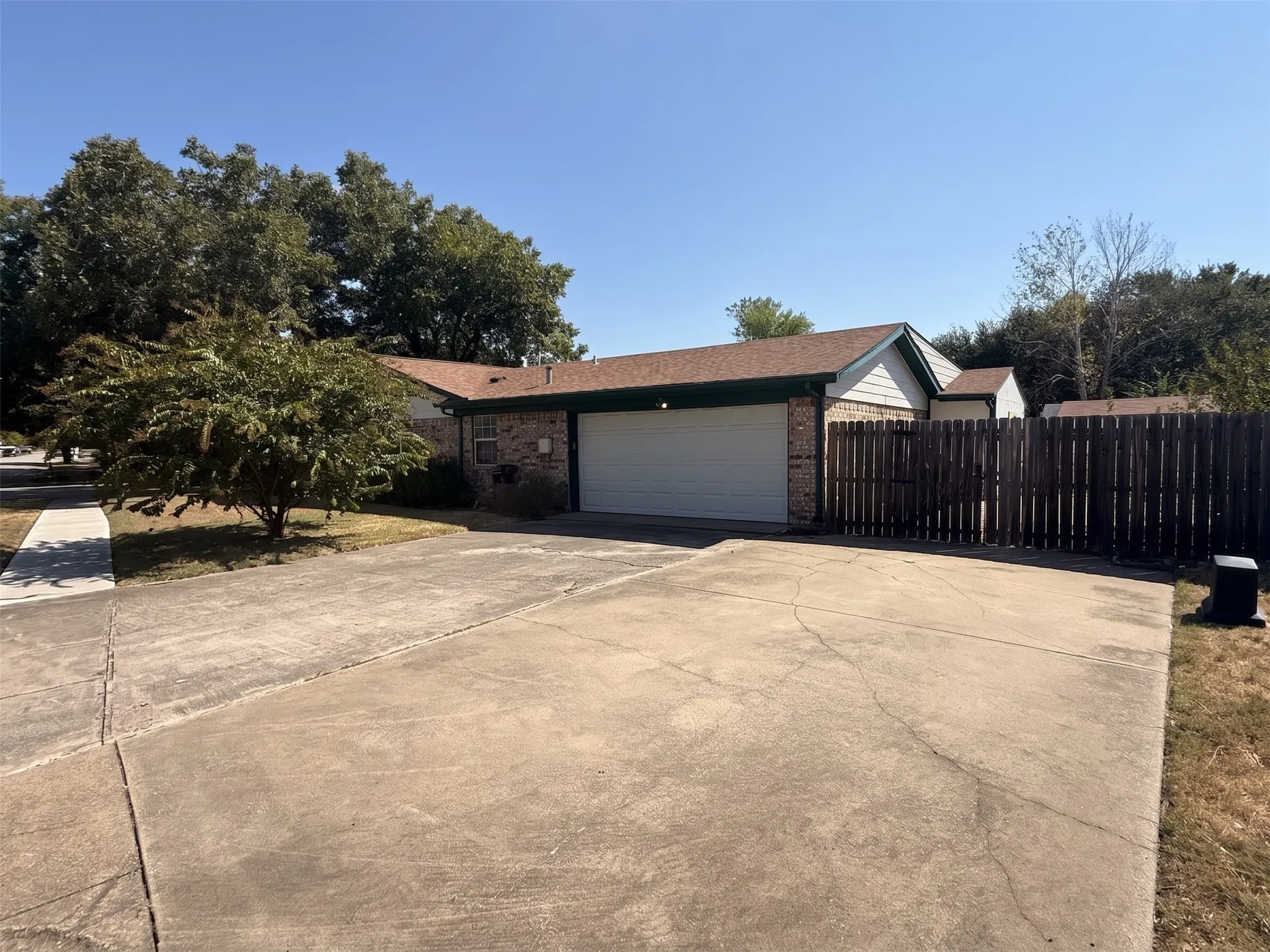 Single Family Residence For Sale in Tarrant County , 406 Marsha Street, Keller, Texas 76248, 3 Bedroom, 2 Bathroom, 2 Garage spaces, 1,653 Sqft, built in 1977, mls#21353358, Real Estate Agent in Keller, Homes For Sale in Tarrant county, Homes For Sale in Keller, Realtor in Keller Texas, Real Estate Brokerage Independent Realty Texas, Luminita Cordes Realtor