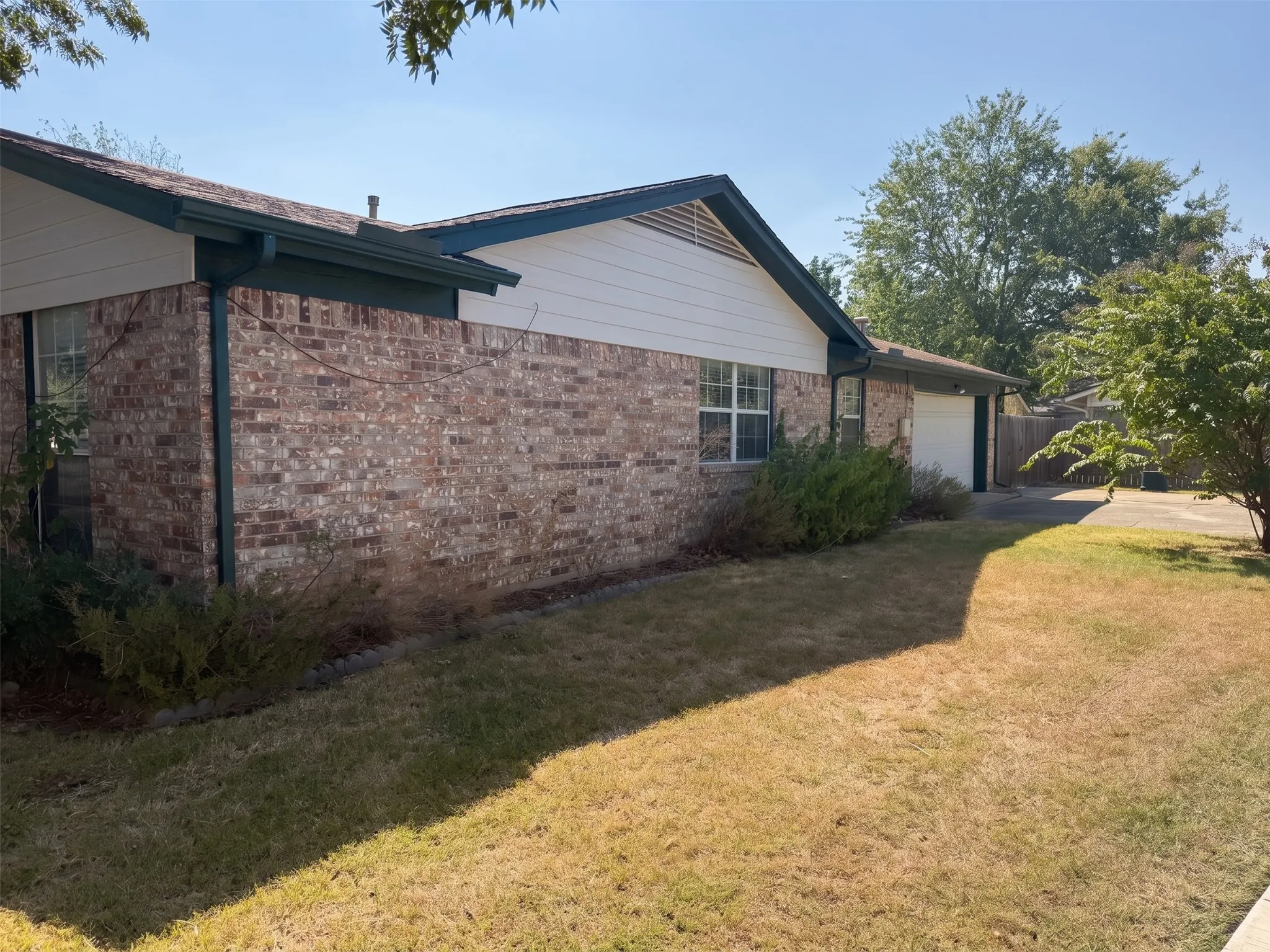 Single Family Residence For Sale in Tarrant County , 406 Marsha Street, Keller, Texas 76248, 3 Bedroom, 2 Bathroom, 2 Garage spaces, 1,653 Sqft, built in 1977, mls#21353358, Real Estate Agent in Keller, Homes For Sale in Tarrant county, Homes For Sale in Keller, Realtor in Keller Texas, Real Estate Brokerage Independent Realty Texas, Luminita Cordes Realtor