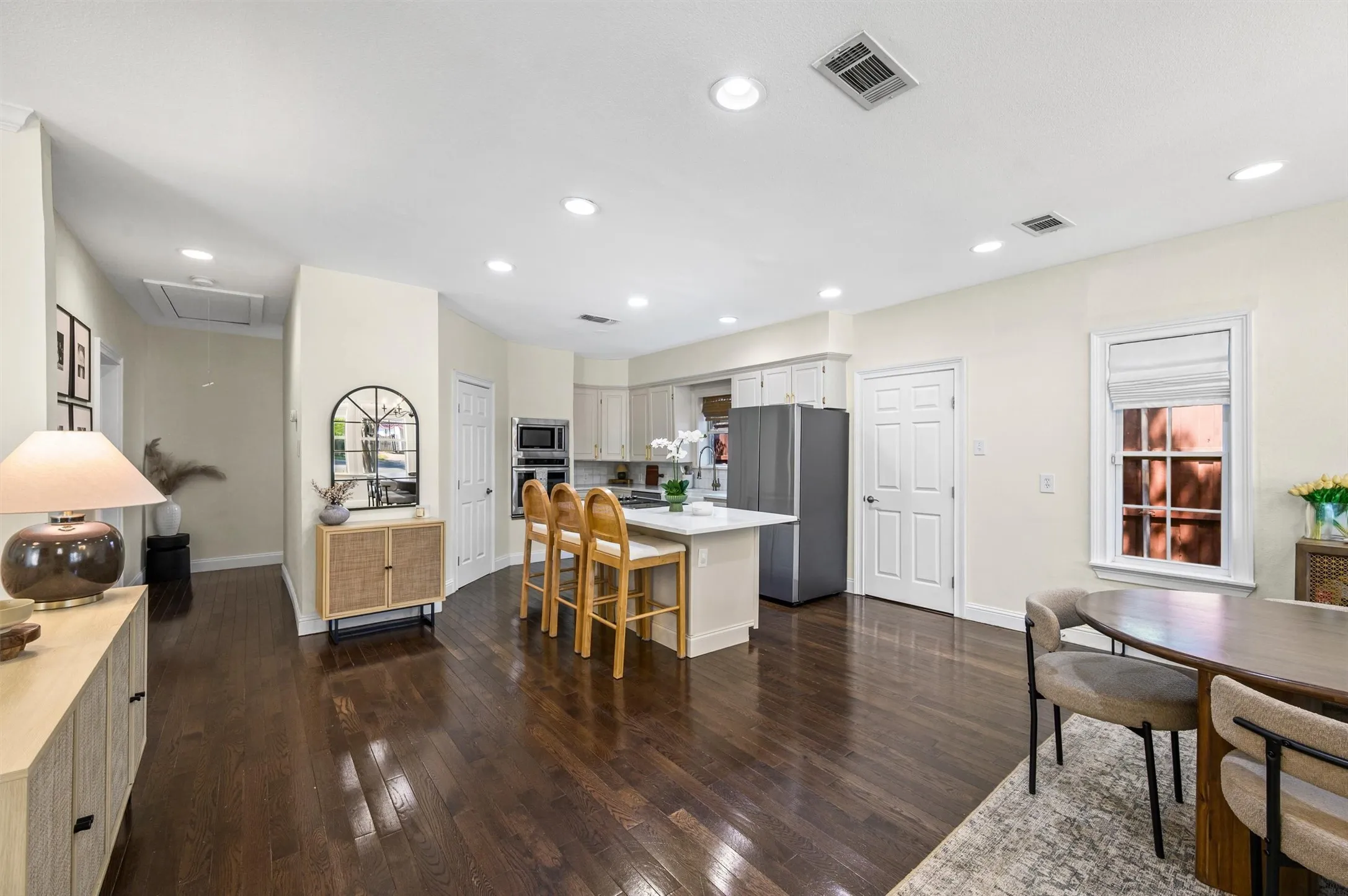 Single Family Residence For Sale in Dallas County , 5223 Denton Drive, Dallas, Texas 75235, 3 Bedroom, 2 Bathroom, Garage spaces, 1,845 Sqft, built in 1945, mls#21353129, Real Estate Agent in Dallas, Homes For Sale in Dallas county, Homes For Sale in Dallas, Realtor in Dallas Texas, Real Estate Brokerage Independent Realty Texas, Luminita Cordes Realtor