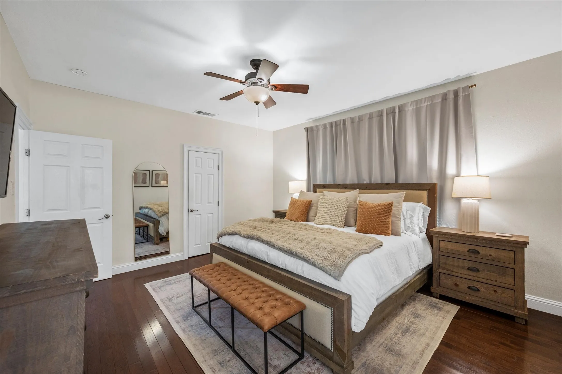 Single Family Residence For Sale in Dallas County , 5223 Denton Drive, Dallas, Texas 75235, 3 Bedroom, 2 Bathroom, Garage spaces, 1,845 Sqft, built in 1945, mls#21353129, Real Estate Agent in Dallas, Homes For Sale in Dallas county, Homes For Sale in Dallas, Realtor in Dallas Texas, Real Estate Brokerage Independent Realty Texas, Luminita Cordes Realtor