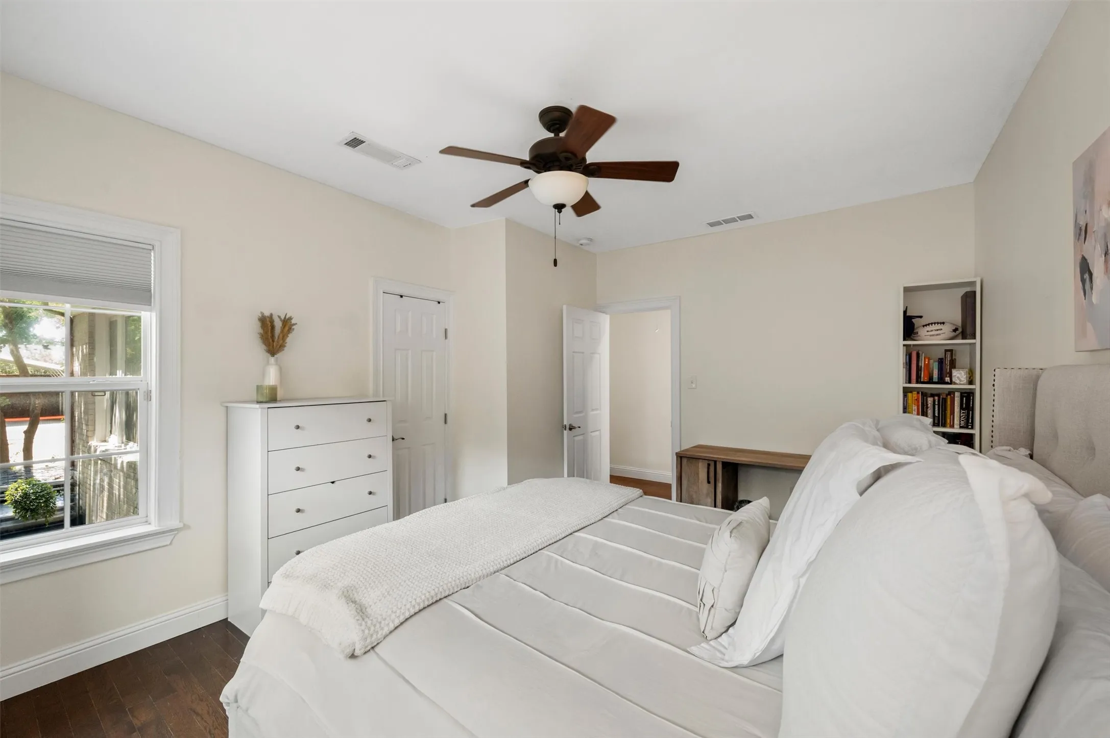 Single Family Residence For Sale in Dallas County , 5223 Denton Drive, Dallas, Texas 75235, 3 Bedroom, 2 Bathroom, Garage spaces, 1,845 Sqft, built in 1945, mls#21353129, Real Estate Agent in Dallas, Homes For Sale in Dallas county, Homes For Sale in Dallas, Realtor in Dallas Texas, Real Estate Brokerage Independent Realty Texas, Luminita Cordes Realtor